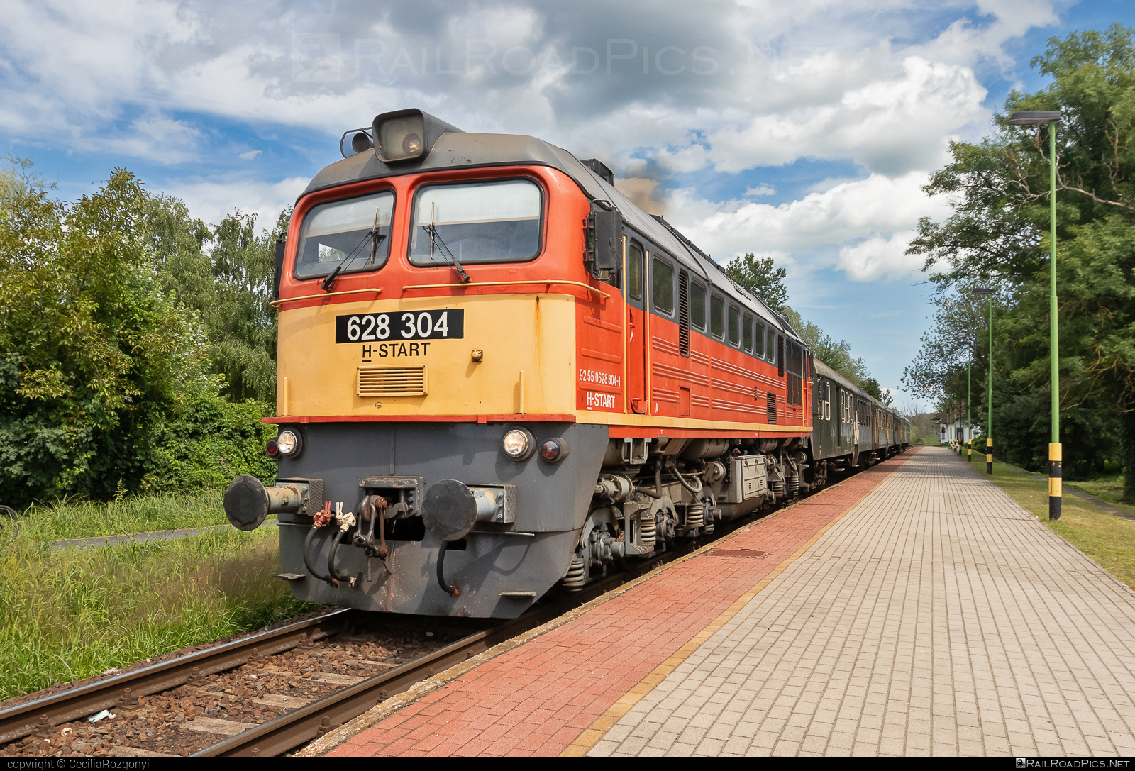 Lugansk M62 - 628 304 operated by MÁV-START ZRt. #locomotivem62 #ltz #ltzm62 #lugansk #luganskm62 #luganskteplovoz #luhansklocomotiveworks #luhanskteplovoz #m62 #m62locomotive #mav #mavstart #mavstartzrt #sergei