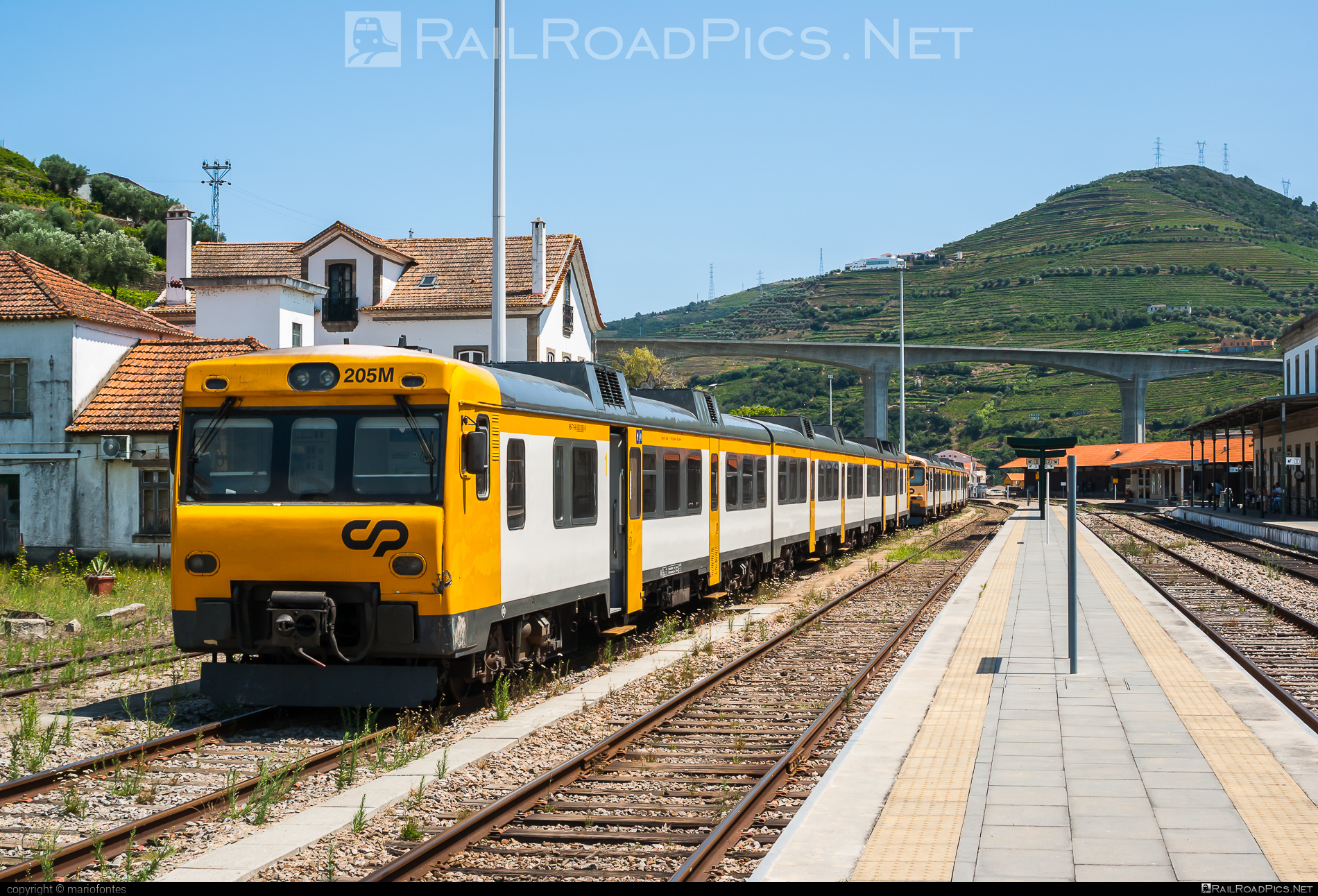 CP Class 592.2 - 205M operated by CP - Comboios de Portugal, E.P.E. #camelos #comboiosDePortugal #comboiosDePortugalEPE #cpClass592 #espanholas #renfeAlquilerDeMateriaFerroviario #renfeAlquilerDeMateriaFerroviarioSA