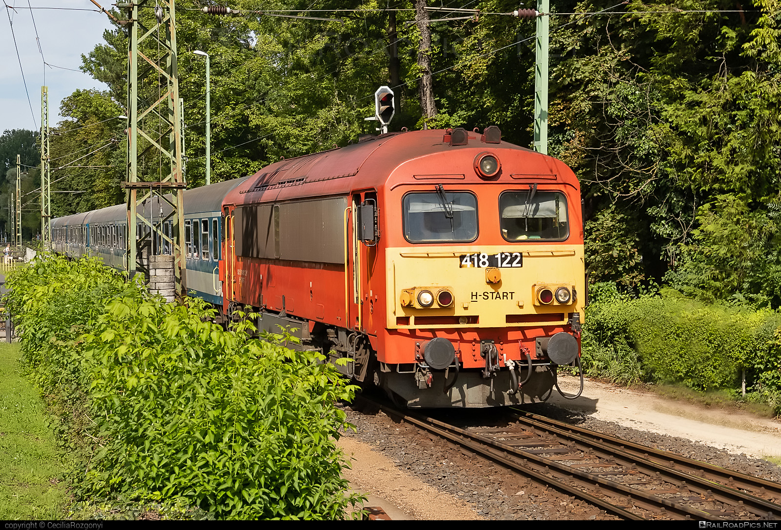 Ganz-MÁVAG DHM7-3 - 418 122 operated by MÁV-START ZRt. #dhm7 #dhm73 #ganzm41 #ganzmavag #ganzmavag418 #ganzmavagdhm7 #ganzmavagdhm73 #ganzmavagm41 #m41locomotive #mav #mavstart #mavstartzrt