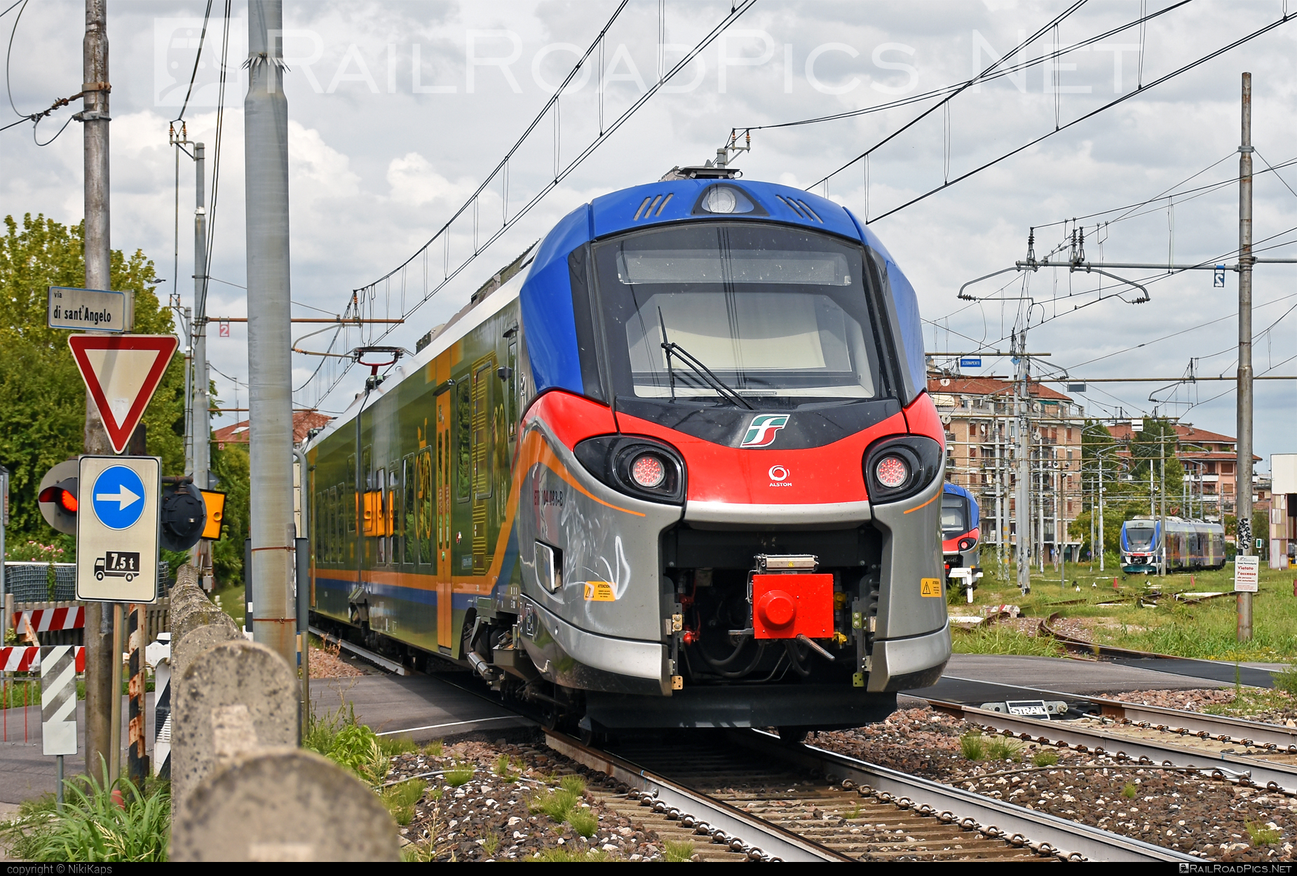 Alstom Coradia Stream ”Pop” - ETR 104 088-B operated by Trenitalia S.p.A. #alstom #alstomCoradia #coradia #coradiaStream #coradiaStreamPop #ferroviedellostato #fs #fsitaliane #pop #trenitalia #trenitaliaspa