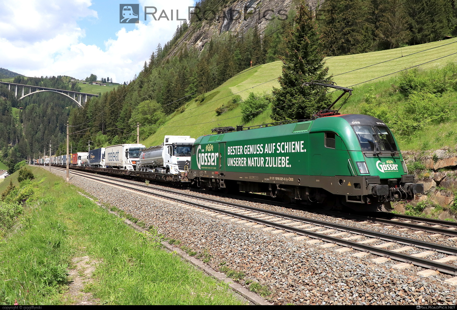 Siemens ES 64 U2 - 1016 021 operated by Rail Cargo Austria AG #es64 #es64u2 #eurosprinter #flatwagon #obb #osterreichischebundesbahnen #rcw #siemens #siemensEs64 #siemensEs64u2 #siemenstaurus #taurus #tauruslocomotive #truck