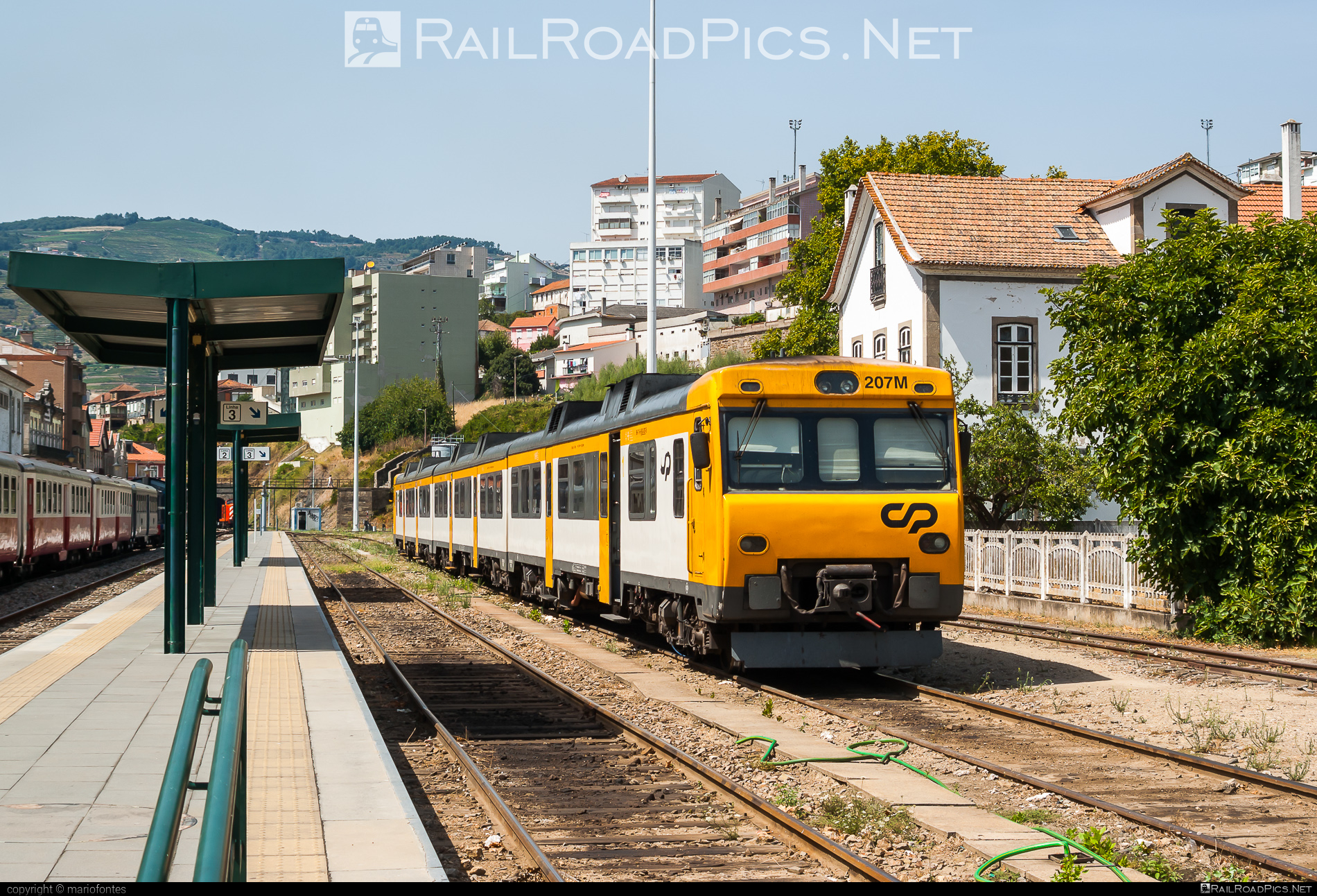CP Class 592.2 - 207M operated by CP - Comboios de Portugal, E.P.E. #camelos #comboiosDePortugal #comboiosDePortugalEPE #cpClass592 #espanholas #renfeAlquilerDeMateriaFerroviario #renfeAlquilerDeMateriaFerroviarioSA