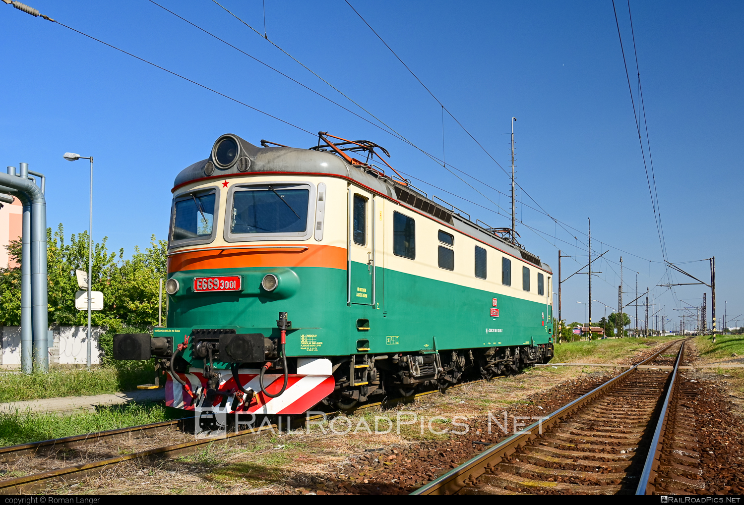 Škoda 61E - E669.3001 operated by Železničná Spoločnost' Cargo Slovakia a.s. #ZeleznicnaSpolocnostCargoSlovakia #locomotive183 #rakana #sestikolak #sestikolo #skoda #skoda61e #zsskcargo