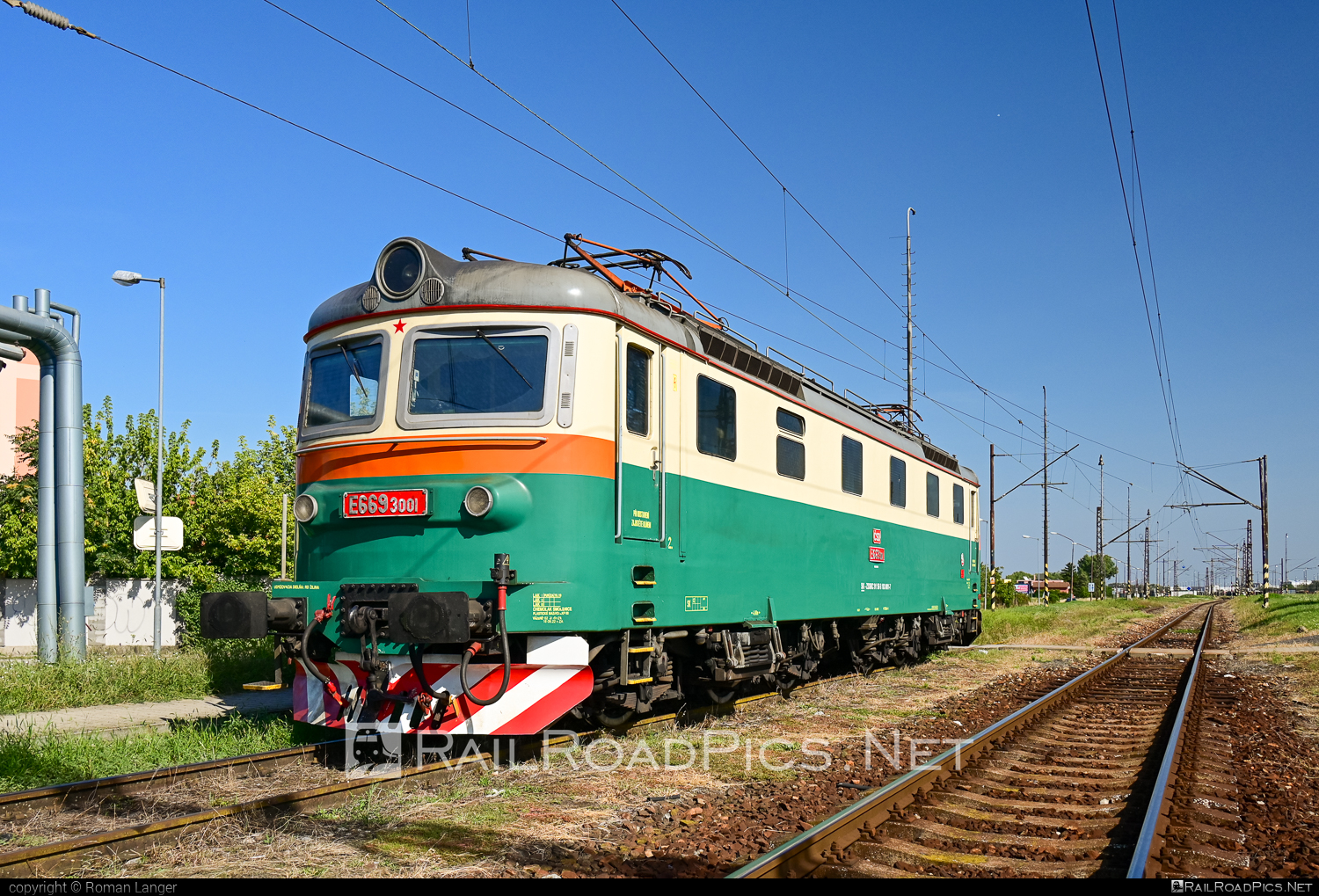 Škoda 61E - E669.3001 operated by Železničná Spoločnost' Cargo Slovakia ...