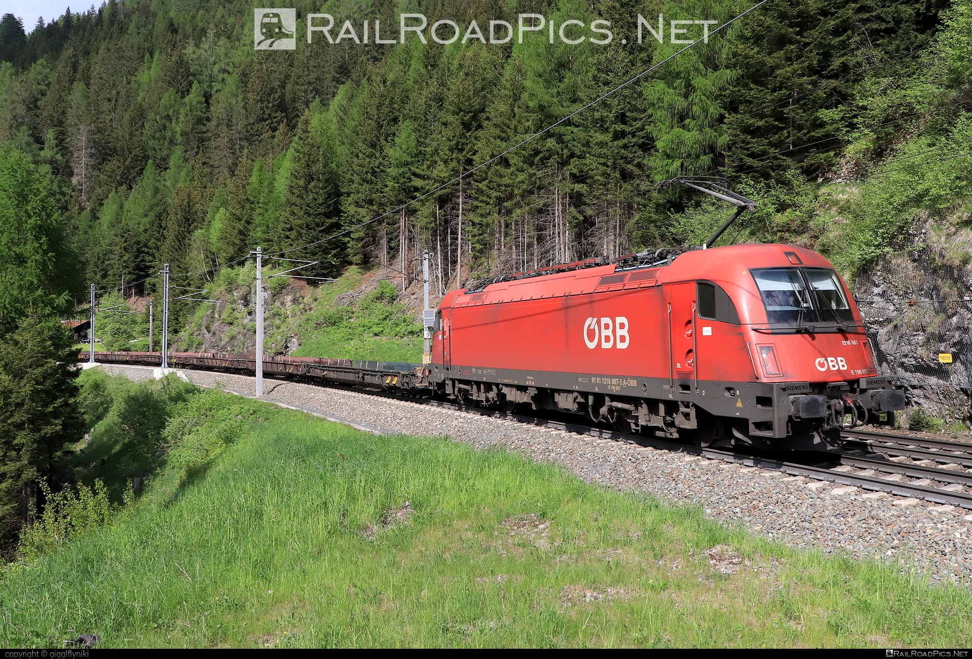 Siemens ES 64 U4 - 1216 007 operated by Rail Cargo Austria AG #es64 #es64u4 #eurosprinter #flatwagon #obb #osterreichischebundesbahnen #rcw #siemens #siemensEs64 #siemensEs64u4 #siemenstaurus #taurus #tauruslocomotive