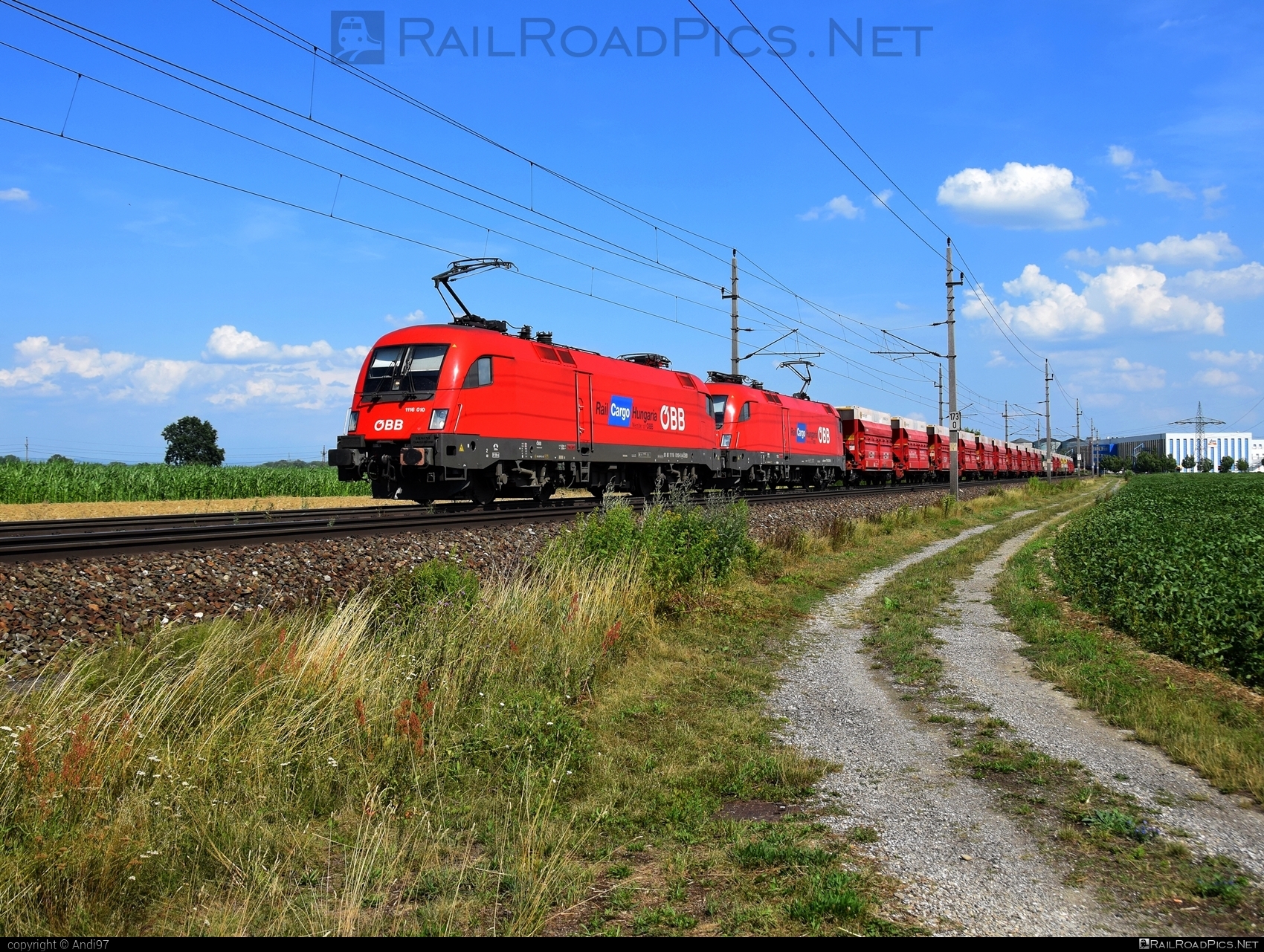 Siemens ES 64 U2 - 1116 010 operated by Rail Cargo Austria AG #es64 #es64u2 #eurosprinter #obb #osterreichischebundesbahnen #rcw #siemens #siemensEs64 #siemensEs64u2 #siemenstaurus #taurus #tauruslocomotive