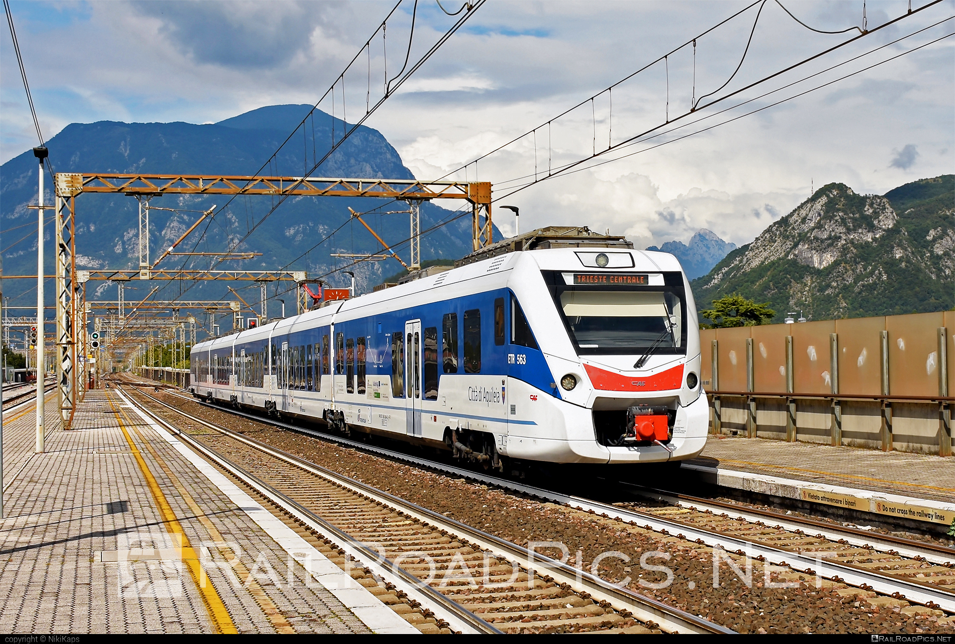 CAF Civity - 563 004-2 operated by Trenitalia S.p.A. #ConstruccionesYAuxiliarDeFerrocarriles #caf #cafCivity #civity #ferroviedellostato #fs #fsitaliane #trenitalia #trenitaliaspa