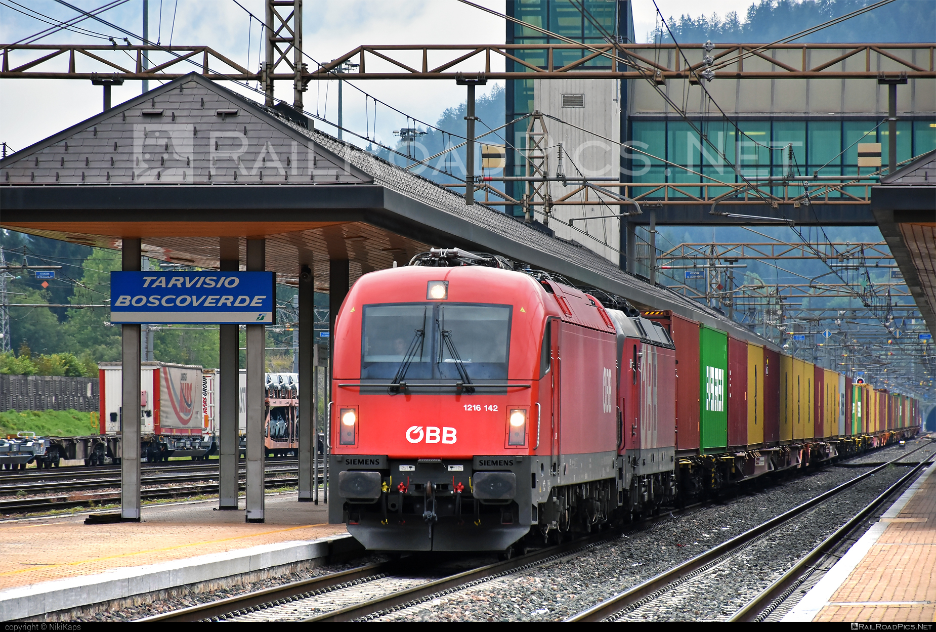 Siemens ES 64 U4 - 1216 142 operated by Rail Cargo Austria AG #container #es64 #es64u4 #eurosprinter #flatwagon #obb #osterreichischebundesbahnen #rcw #siemens #siemensEs64 #siemensEs64u4 #siemenstaurus #taurus #tauruslocomotive