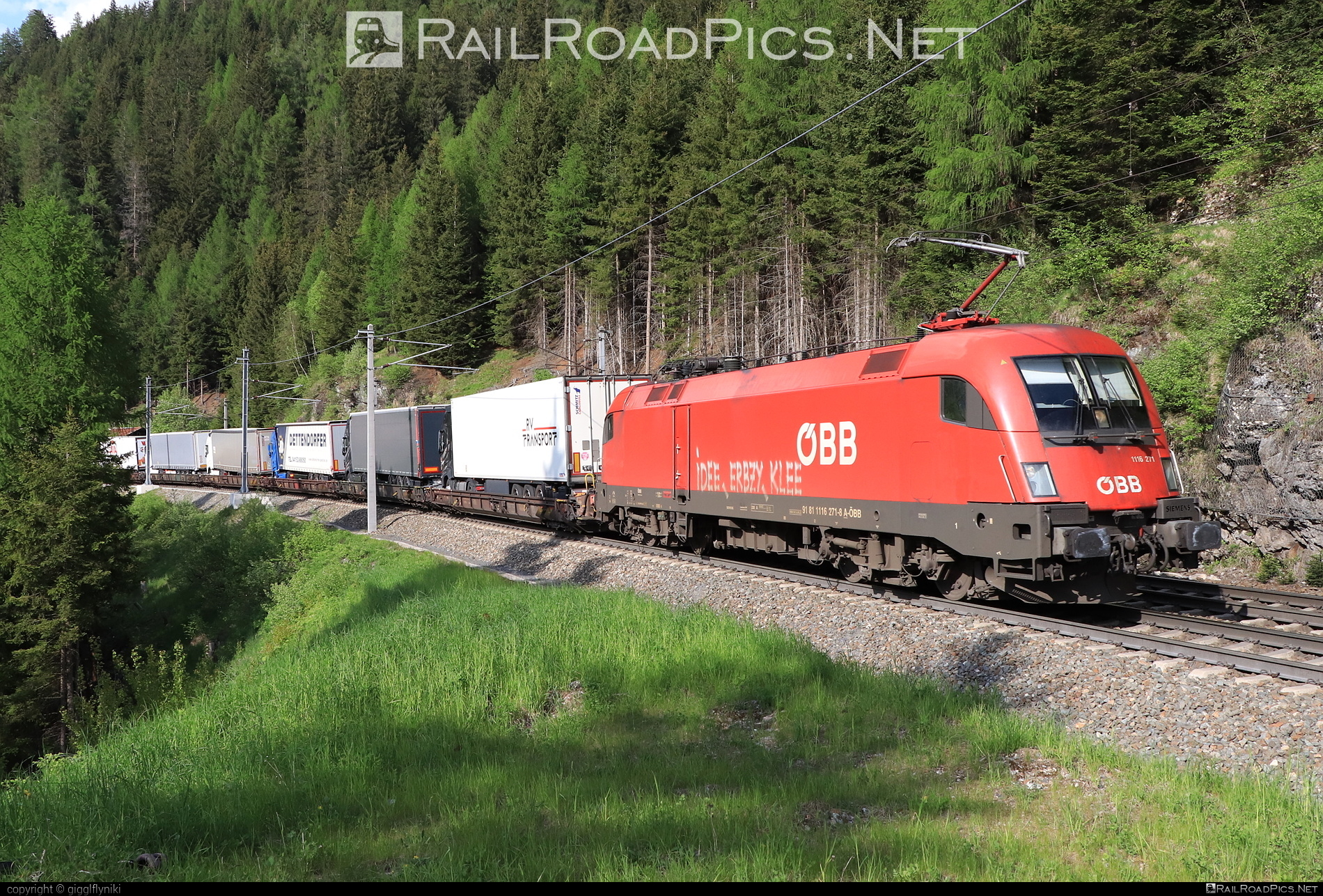 Siemens ES 64 U2 - 1116 271 operated by Rail Cargo Austria AG #es64 #es64u2 #eurosprinter #flatwagon #obb #osterreichischebundesbahnen #rcw #siemens #siemensEs64 #siemensEs64u2 #siemenstaurus #taurus #tauruslocomotive #truck