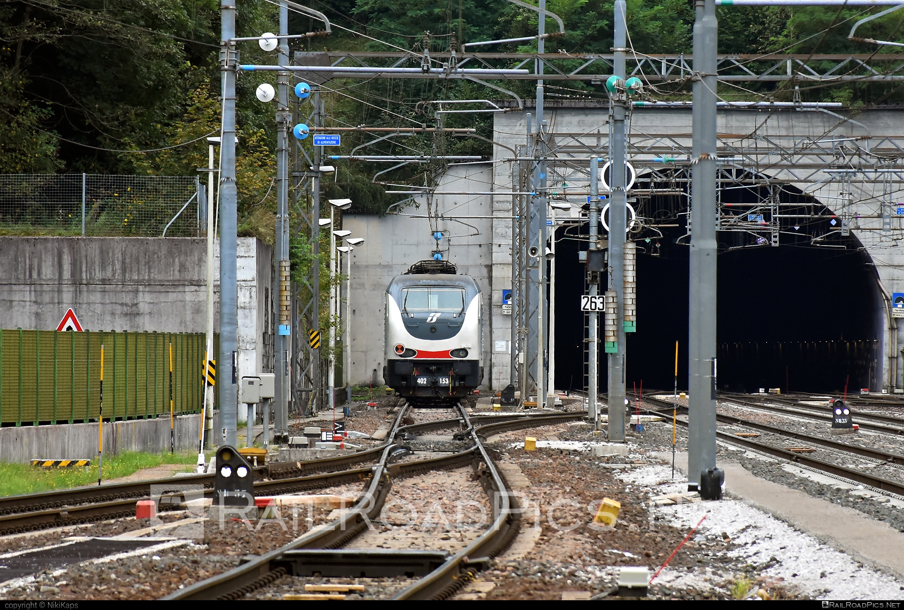 Ansaldo Trasporti Class E.402B - 402 153 operated by Trenitalia S.p.A. #ansaldo402 #ansaldoTrasporti #ansaldoe402 #ansaldoe402b #e402 #e402b #ferroviedellostato #fs #fsitaliane #trenitalia #trenitaliaspa #tunnel