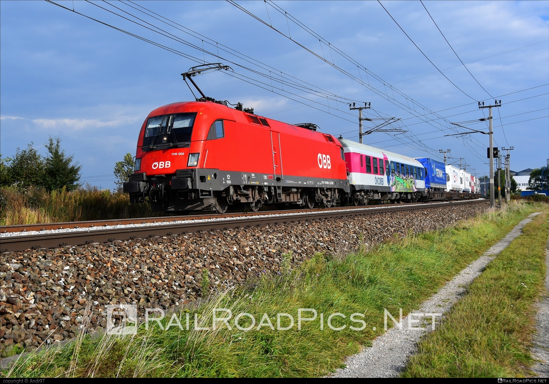 Siemens ES 64 U2 - 1116 066 operated by Rail Cargo Austria AG #es64 #es64u2 #eurosprinter #flatwagon #graffiti #obb #osterreichischebundesbahnen #rcw #siemens #siemensEs64 #siemensEs64u2 #siemenstaurus #taurus #tauruslocomotive #truck