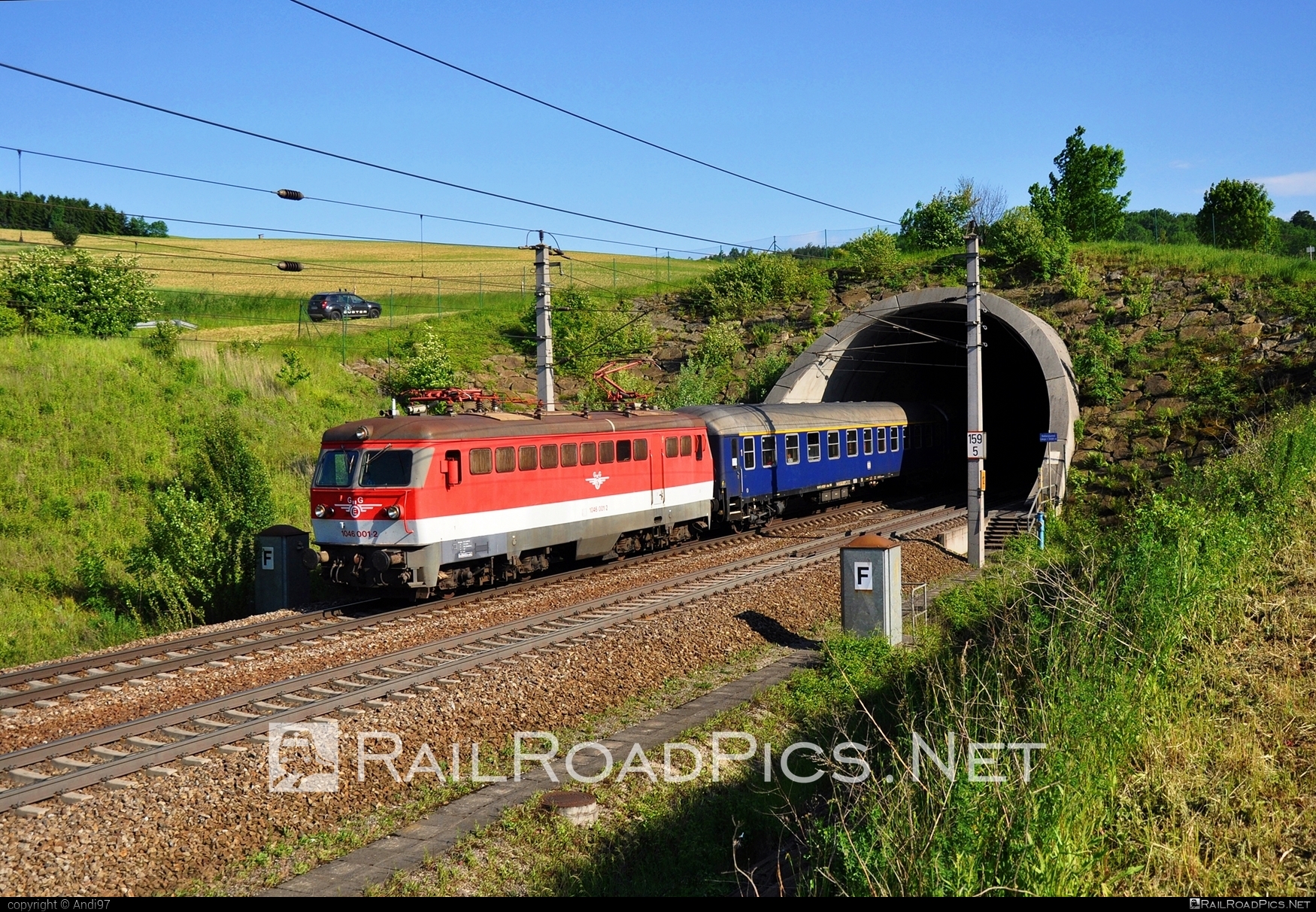 ÖBB Class 1046 - 1046 001-2 operated by Österreichische Gesellschaft für Eisenbahngeschichte (ÖGEG) #obbClass1046 #ogeg #tunnel