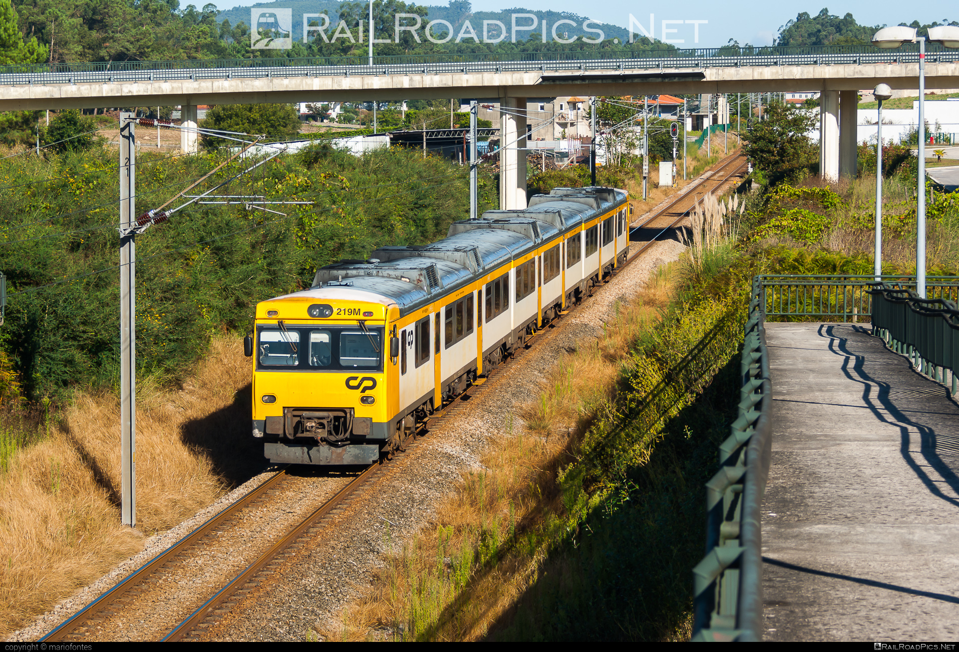 CP Class 592.2 - 219M operated by CP - Comboios de Portugal, E.P.E. #camelos #comboiosDePortugal #comboiosDePortugalEPE #cpClass592 #espanholas #renfeAlquilerDeMateriaFerroviario #renfeAlquilerDeMateriaFerroviarioSA
