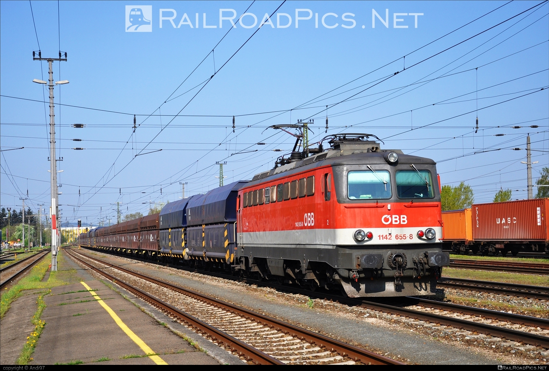 ÖBB Class 1142 - 1142 655-8 operated by Rail Cargo Austria AG #hopperwagon #obb #obb1142 #obbClass1142 #osterreichischebundesbahnen #rcw #sgp1142