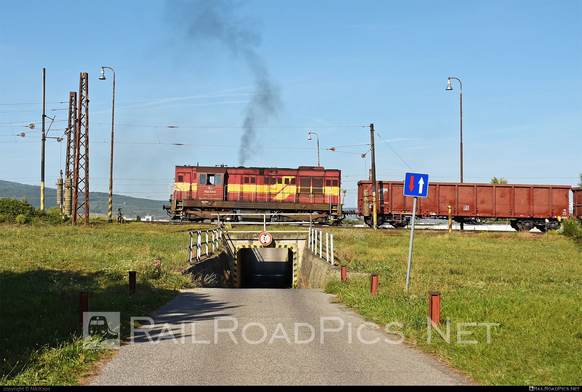 ČKD T 466.2 (742) - 742 313-0 operated by Železničná Spoločnost' Cargo Slovakia a.s. #ZeleznicnaSpolocnostCargoSlovakia #bridge #ckd #ckd4662 #ckd742 #ckdt4662 #kocur #openwagon #zsskcargo