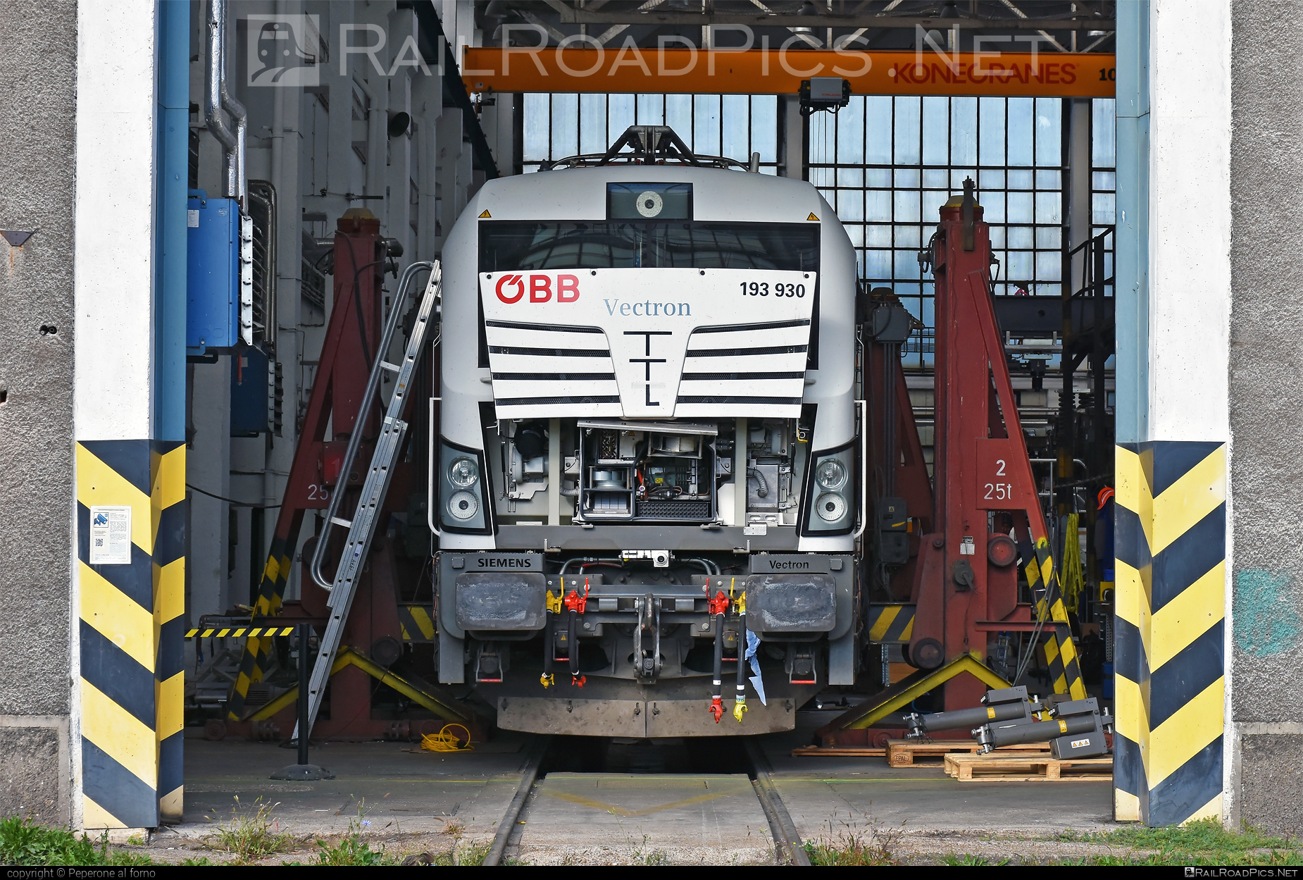 Siemens Vectron AC DPM - 193 930 operated by Siemens Mobility GmbH #SiemensMobility #SiemensMobilityGmbH #hangar #obb #siemens #siemensVectron #siemensVectronACDPM #vectron #vectronACDPM
