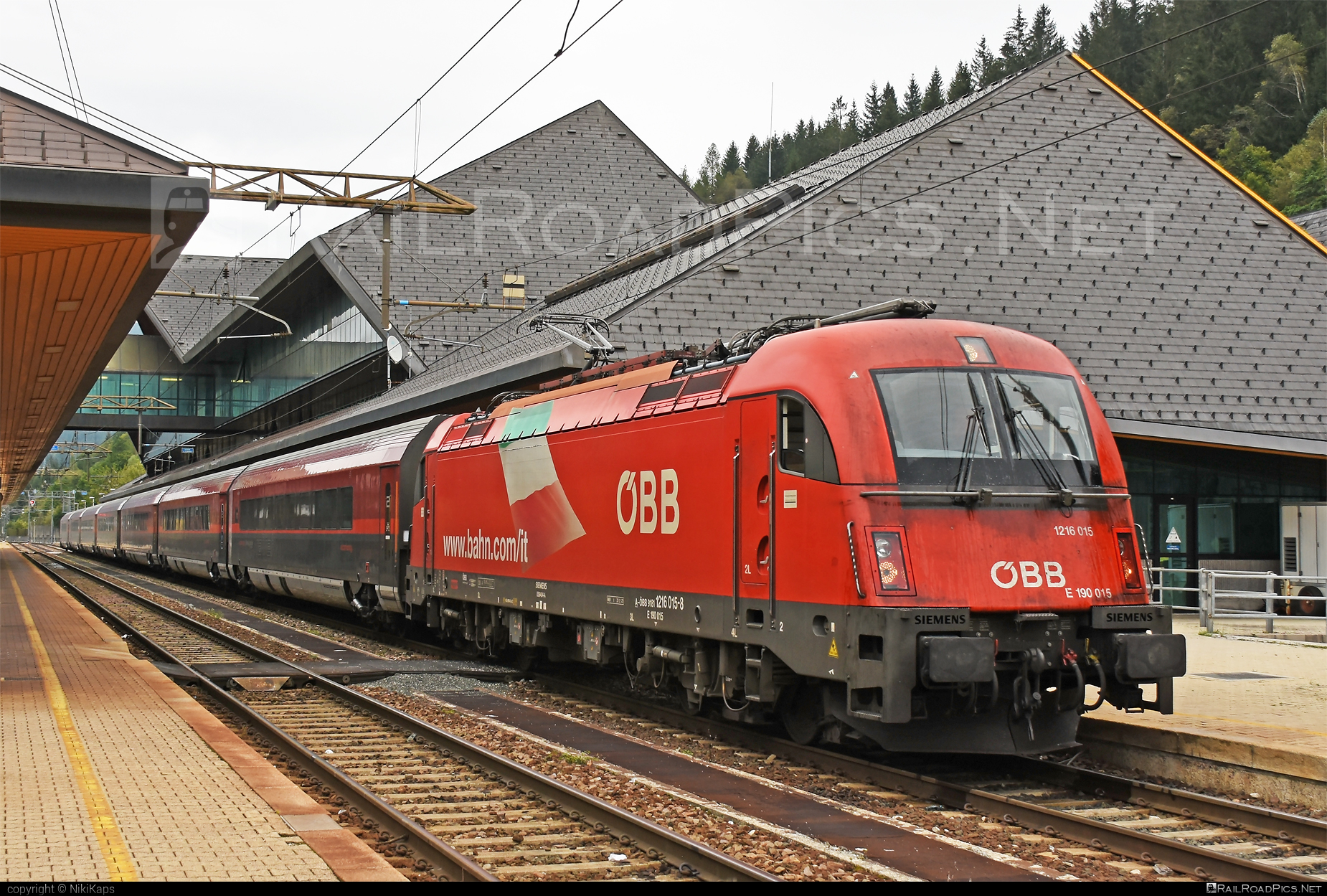 Siemens ES 64 U4 - 1216 015 operated by Österreichische Bundesbahnen #es64 #es64u4 #eurosprinter #obb #obbrailjet #osterreichischebundesbahnen #railjet #siemens #siemensEs64 #siemensEs64u4 #siemenstaurus #taurus #tauruslocomotive