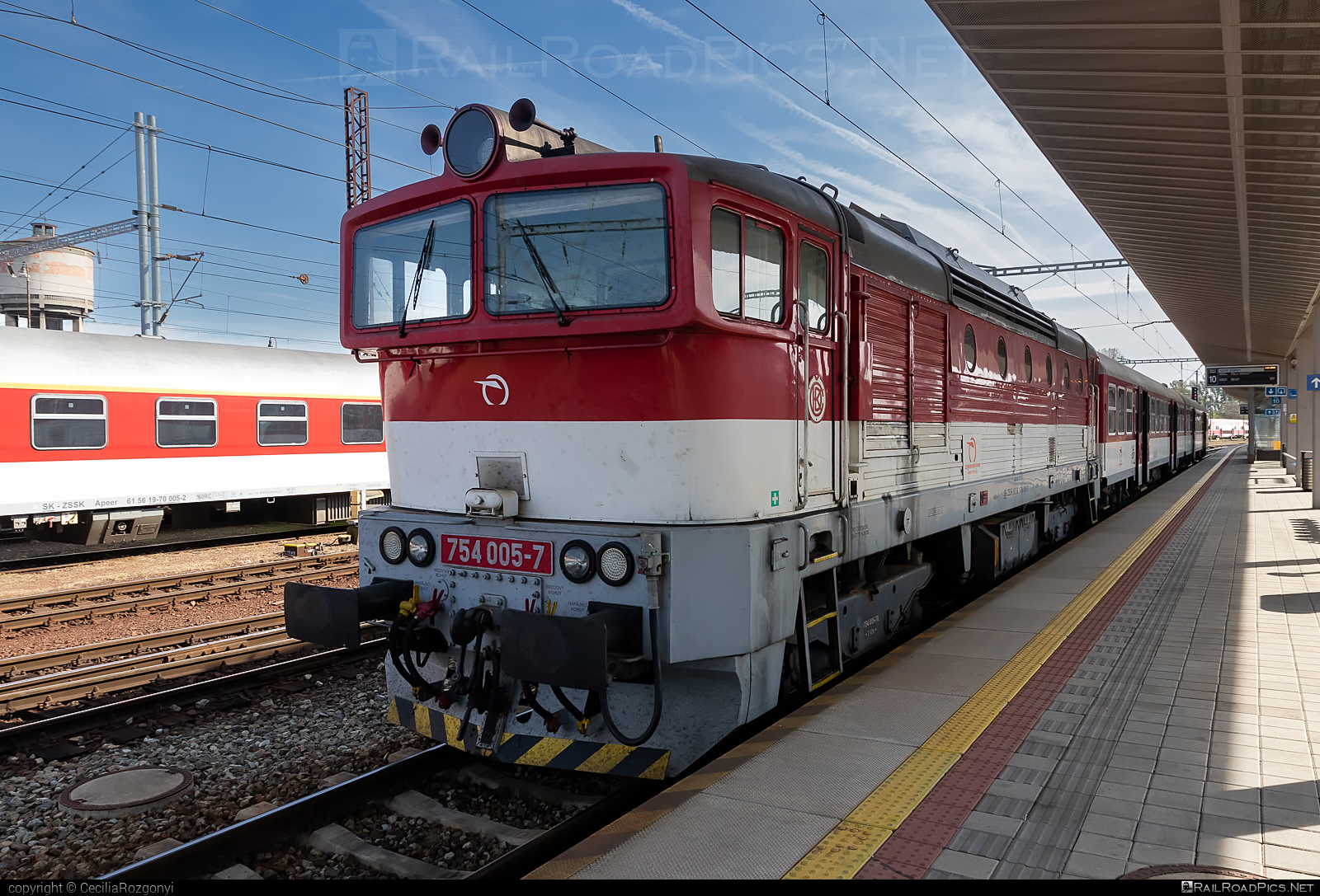 ŽOS Zvolen Class 757 - 754 005-7 operated by Železničná Spoločnost' Slovensko, a.s. #ZeleznicnaSpolocnostSlovensko #brejlovec #locomotiveclass757 #okuliarnik #zoszvolen #zssk