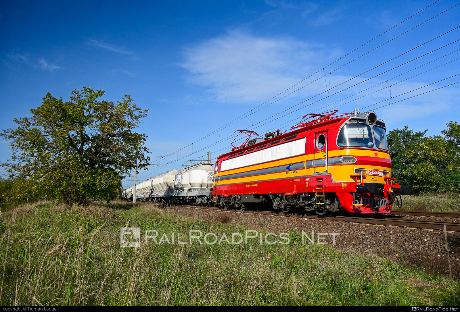 Škoda 47E - S4990001 operated by Železničná Spoločnost' Cargo Slovakia a.s. #ZeleznicnaSpolocnostCargoSlovakia #ZeleznicnaSpolocnostSlovensko #cementwagon #laminatka #locomotive240 #skoda #skoda47e #zssk #zsskcargo