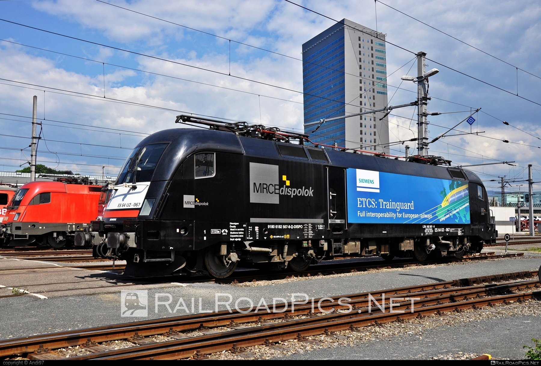 Siemens ES 64 U2 - 182 567-8 operated by DB Cargo Hungária Kft #db #dbcargo #dbcargohungaria #dbh #dispolok #es64 #es64u2 #eurosprinter #mitsuirailcapitaleurope #mitsuirailcapitaleuropegmbh #mrce #siemens #siemensEs64 #siemensEs64u2 #siemenstaurus #taurus #tauruslocomotive