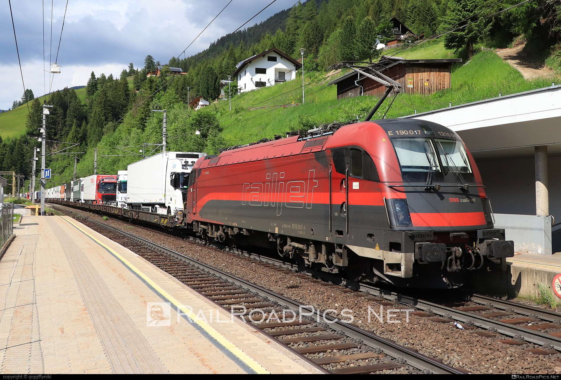 Siemens ES 64 U4 - 1216 017 operated by Rail Cargo Austria AG #es64 #es64u4 #eurosprinter #flatwagon #obb #osterreichischebundesbahnen #railjet #rcw #siemens #siemensEs64 #siemensEs64u4 #siemenstaurus #taurus #tauruslocomotive #truck