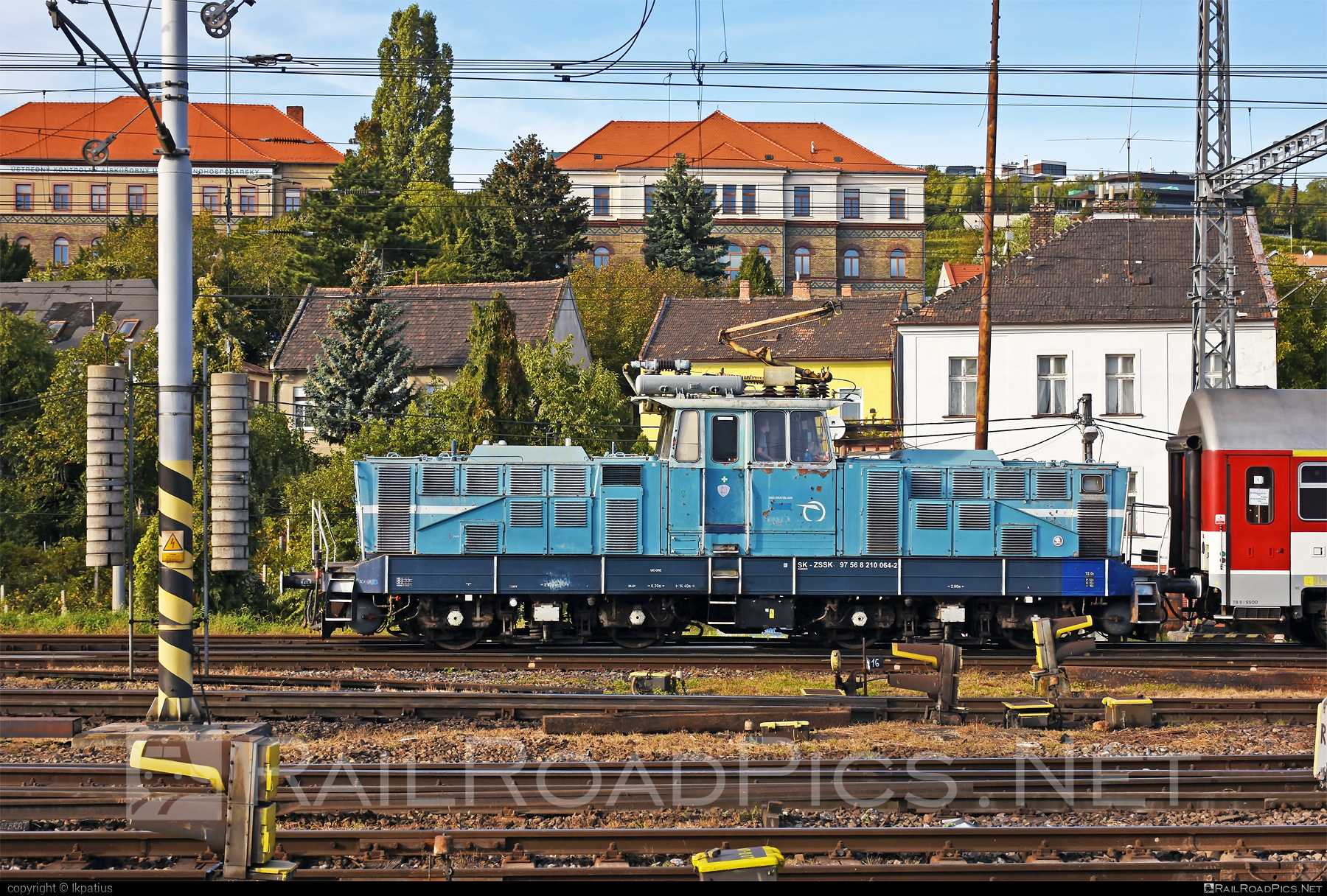 Škoda 51E - 210 064-2 operated by Železničná Spoločnost' Slovensko, a.s. #ZeleznicnaSpolocnostSlovensko #locomotive210 #skoda #skoda51e #zehlicka #zssk