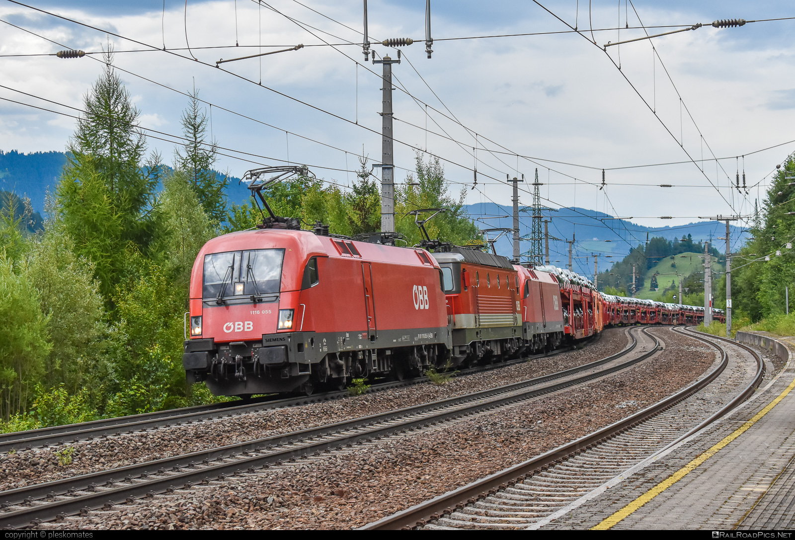 Siemens ES 64 U2 - 1116 055 operated by Rail Cargo Austria AG #carcarrierwagon #es64 #es64u2 #eurosprinter #obb #osterreichischebundesbahnen #rcw #siemens #siemensEs64 #siemensEs64u2 #siemenstaurus #taurus #tauruslocomotive