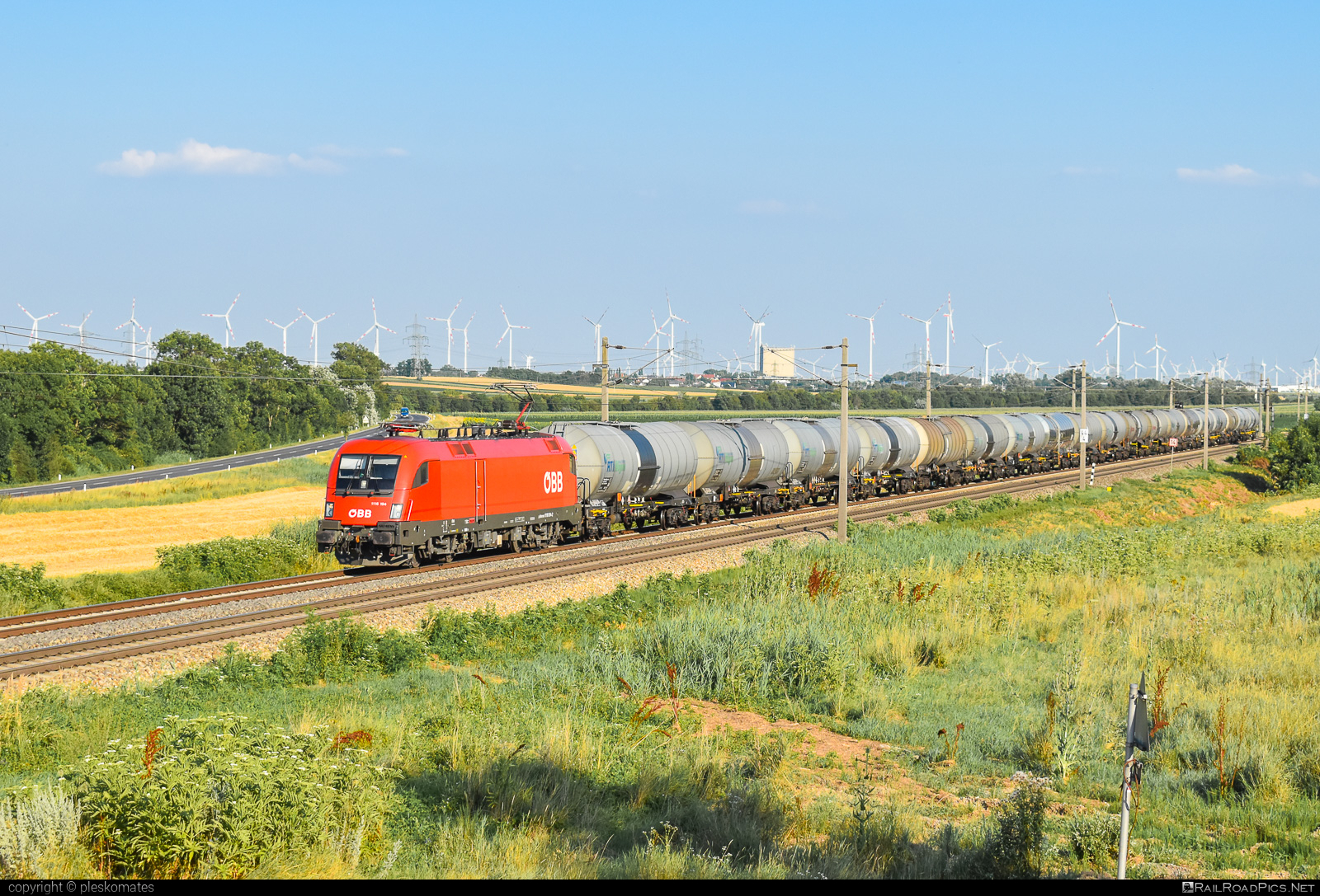 Siemens ES 64 U2 - 1116 194 operated by Rail Cargo Austria AG #es64 #es64u2 #eurosprinter #kesselwagen #obb #osterreichischebundesbahnen #rcw #rtiwagon #siemens #siemensEs64 #siemensEs64u2 #siemenstaurus #tankwagon #taurus #tauruslocomotive