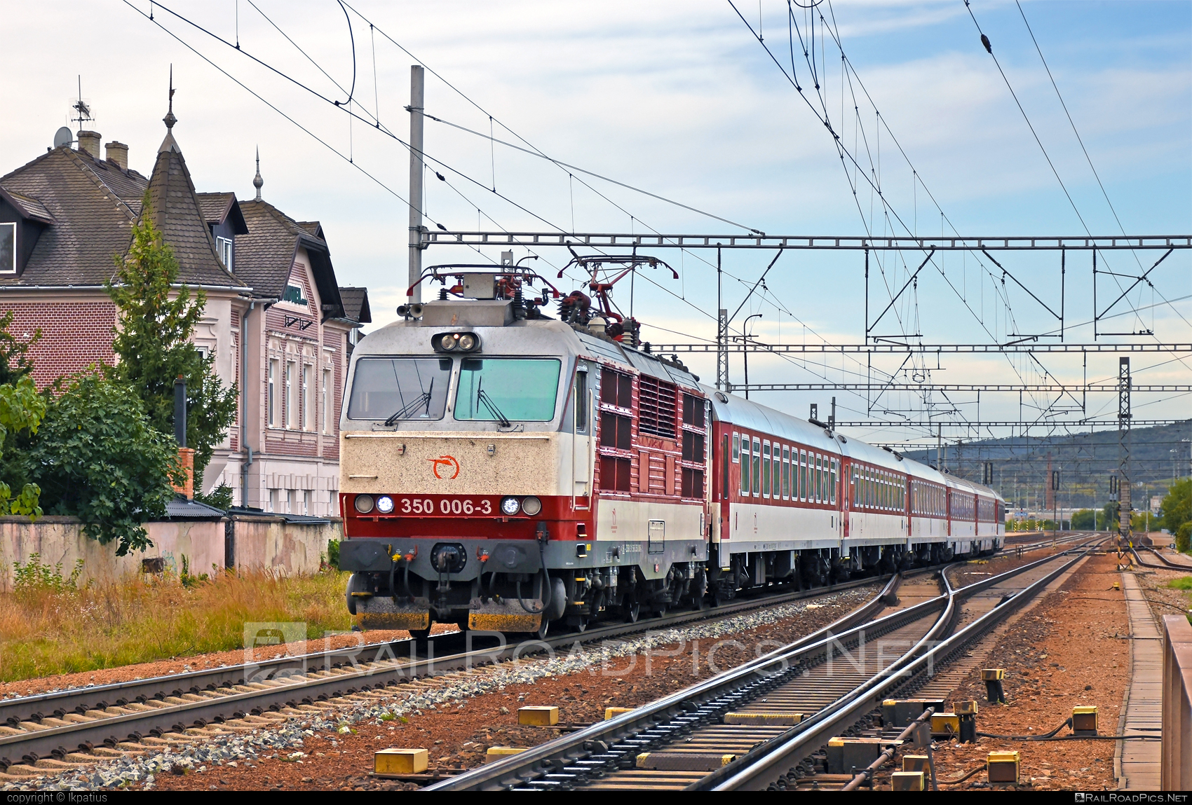 Škoda 55E - 350 006-3 operated by Železničná Spoločnost' Slovensko, a.s. #ZeleznicnaSpolocnostSlovensko #gorila #locomotive350 #skoda #skoda55e #zssk
