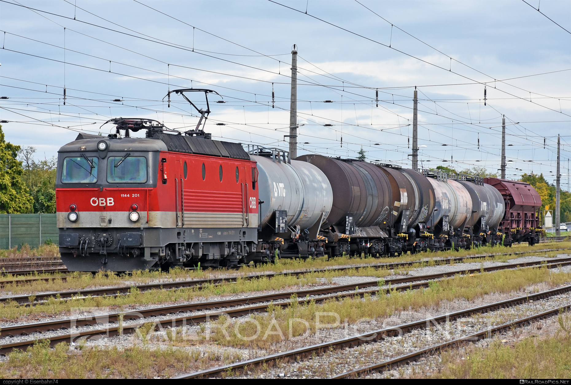 ÖBB Class 1144 - 1144 201 operated by Rail Cargo Austria AG #kesselwagen #mixofcargo #obb #obb1144 #obbClass1144 #osterreichischebundesbahnen #rcw #sgp1144 #tankwagon #vtg
