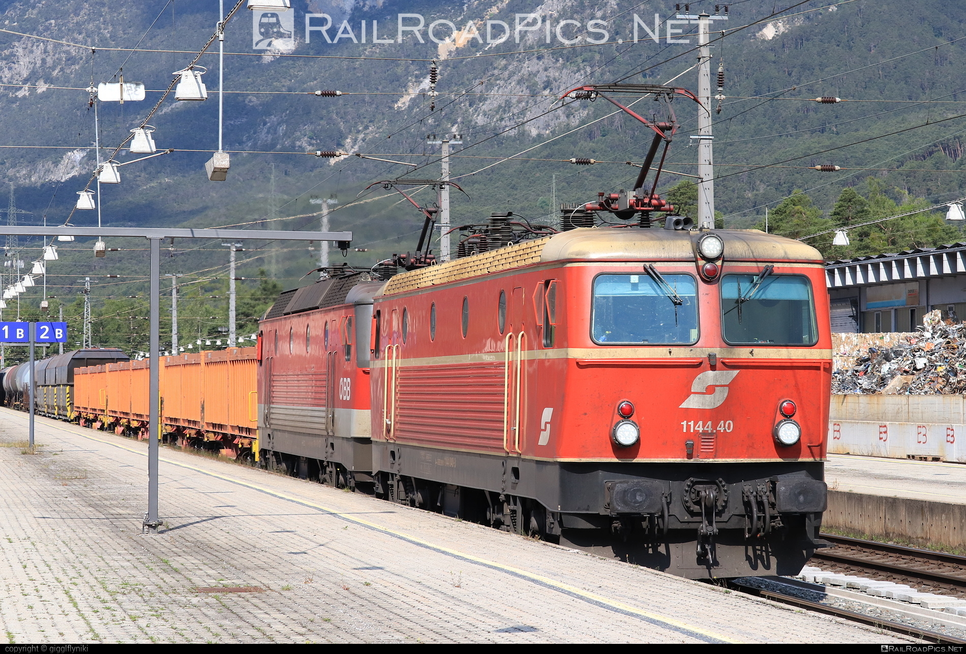 ÖBB Class 1144 - 1144 040 operated by Rail Cargo Austria AG #mixofcargo #obb #obb1144 #obbClass1144 #osterreichischebundesbahnen #rcw #sgp1144
