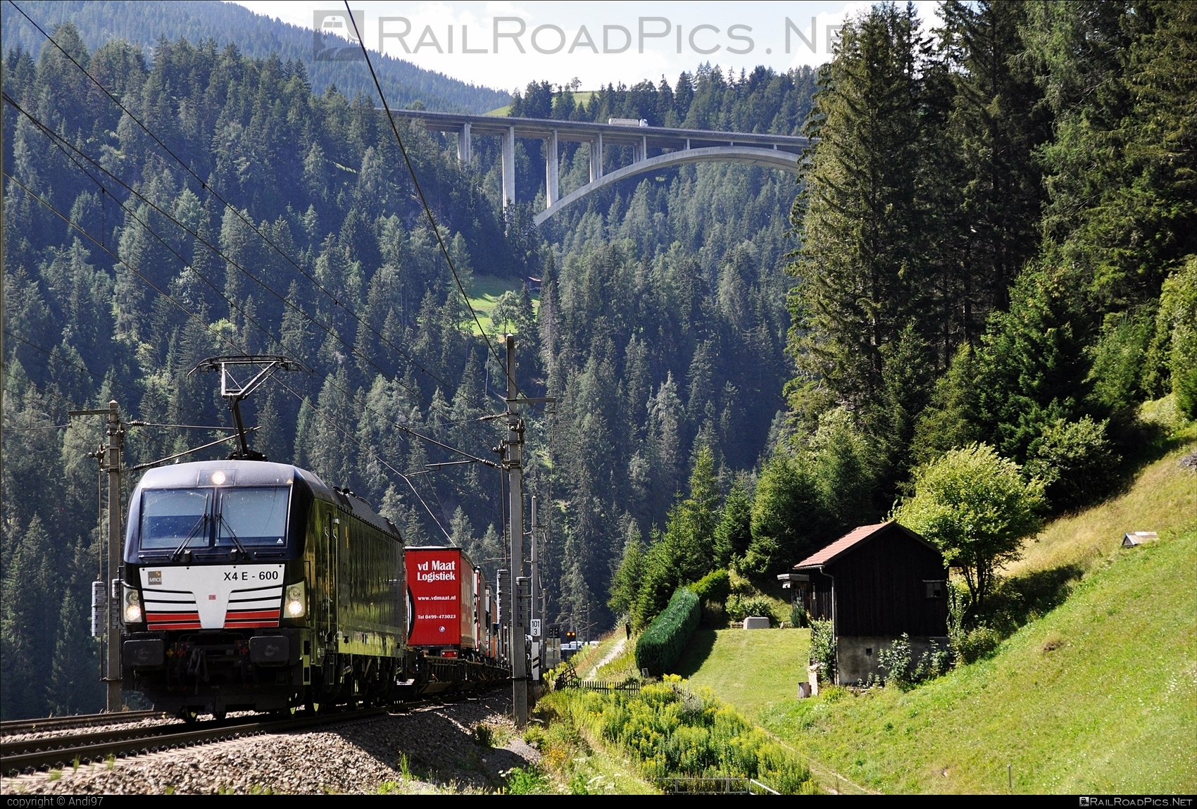 Siemens Vectron AC - 193 600 operated by Rail Cargo Austria AG #dispolok #flatwagon #mitsuirailcapitaleurope #mitsuirailcapitaleuropegmbh #mrce #rcw #siemens #siemensVectron #siemensVectronAC #truck #vectron #vectronAC