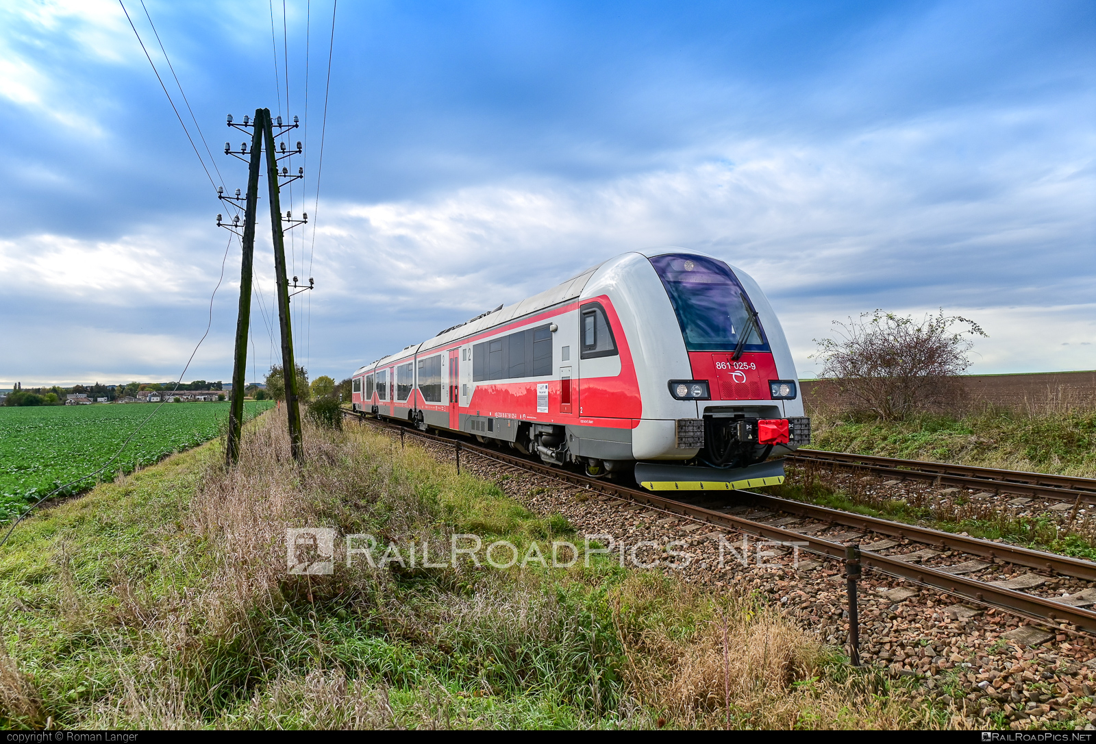 ŽOS Vrútky Class 861.0 - 861 025-9 operated by Železničná Spoločnost' Slovensko, a.s. #ZeleznicnaSpolocnostSlovensko #dunihlav #husenica #zosvrutky #zosvrutky861 #zosvrutky8610 #zssk #zssk861 #zssk8610