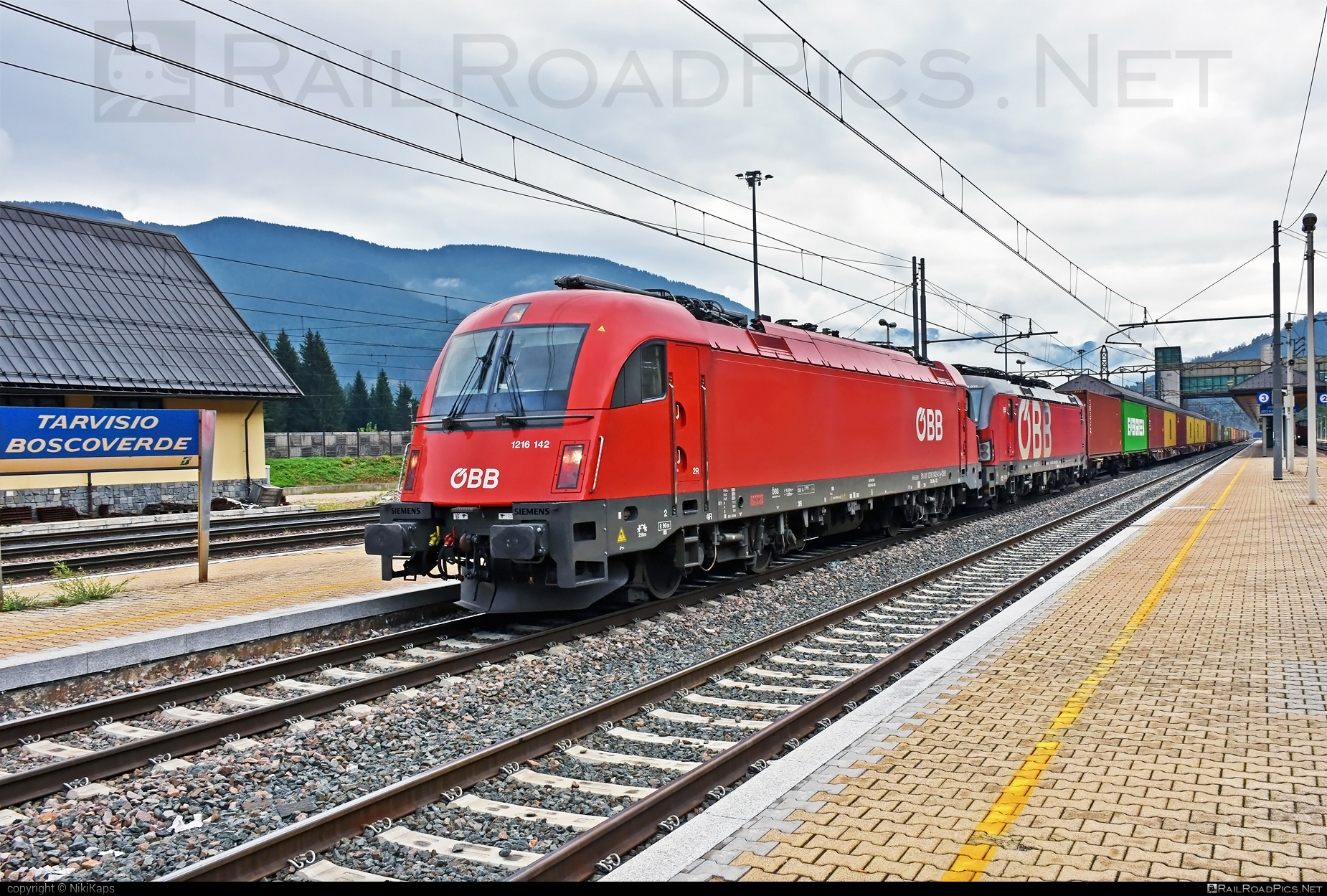 Siemens ES 64 U4 - 1216 142 operated by Rail Cargo Austria AG #container #es64 #es64u4 #eurosprinter #flatwagon #obb #osterreichischebundesbahnen #rcw #siemens #siemensEs64 #siemensEs64u4 #siemenstaurus #taurus #tauruslocomotive