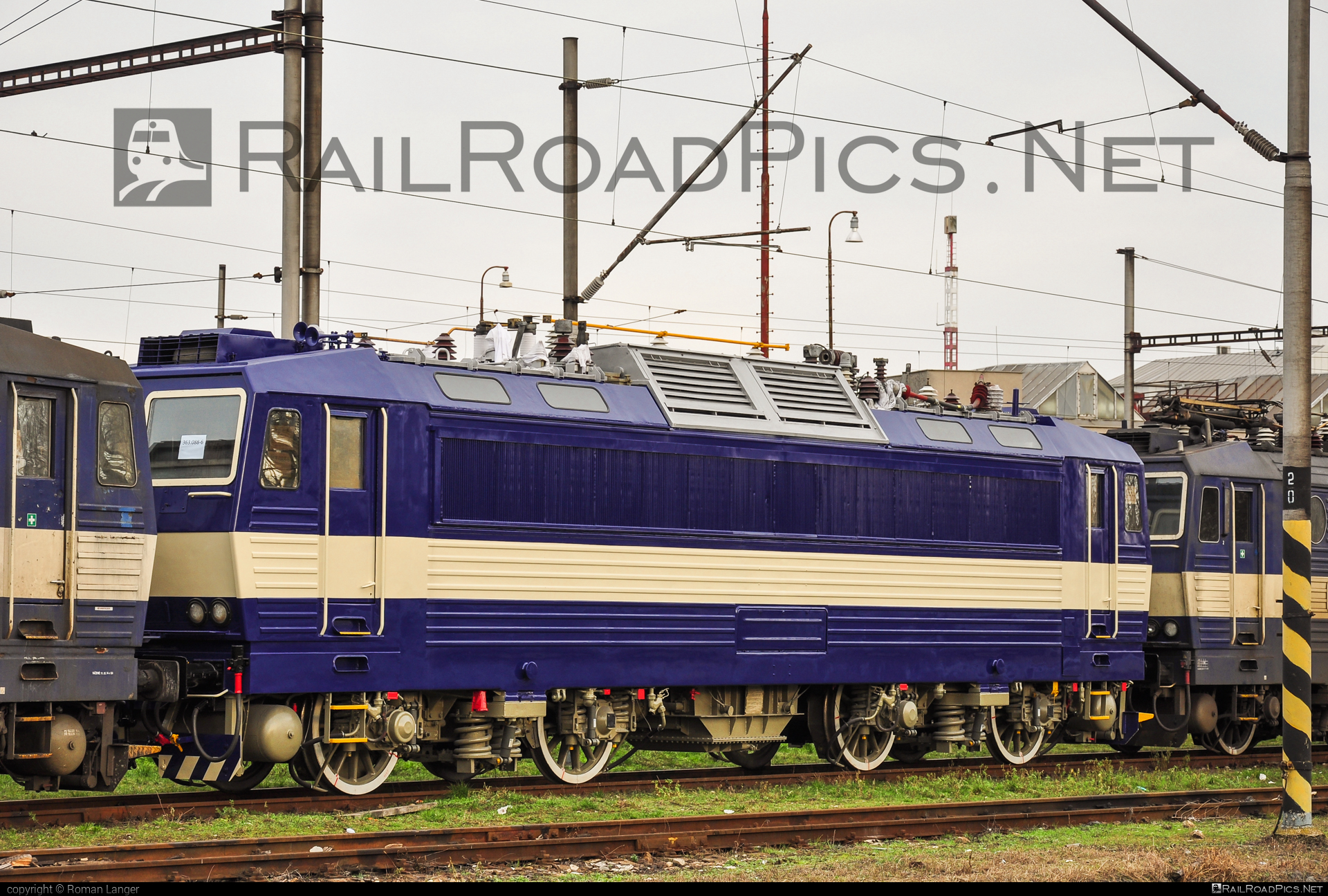 Škoda 69E - 363 088-6 operated by Železničná Spoločnost' Cargo Slovakia a.s. #ZeleznicnaSpolocnostCargoSlovakia #es4991 #eso #locomotive363 #skoda #skoda69e #zsskcargo