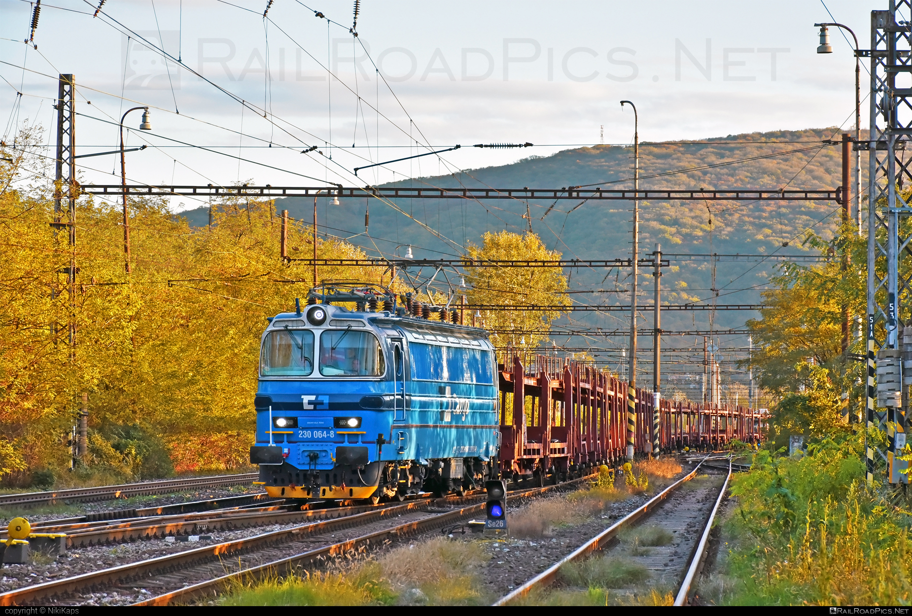 Škoda 47E - 230 064-8 operated by ČD Cargo, a.s. #carcarrierwagon #cdcargo #laminatka #locomotive240 #skoda #skoda47e