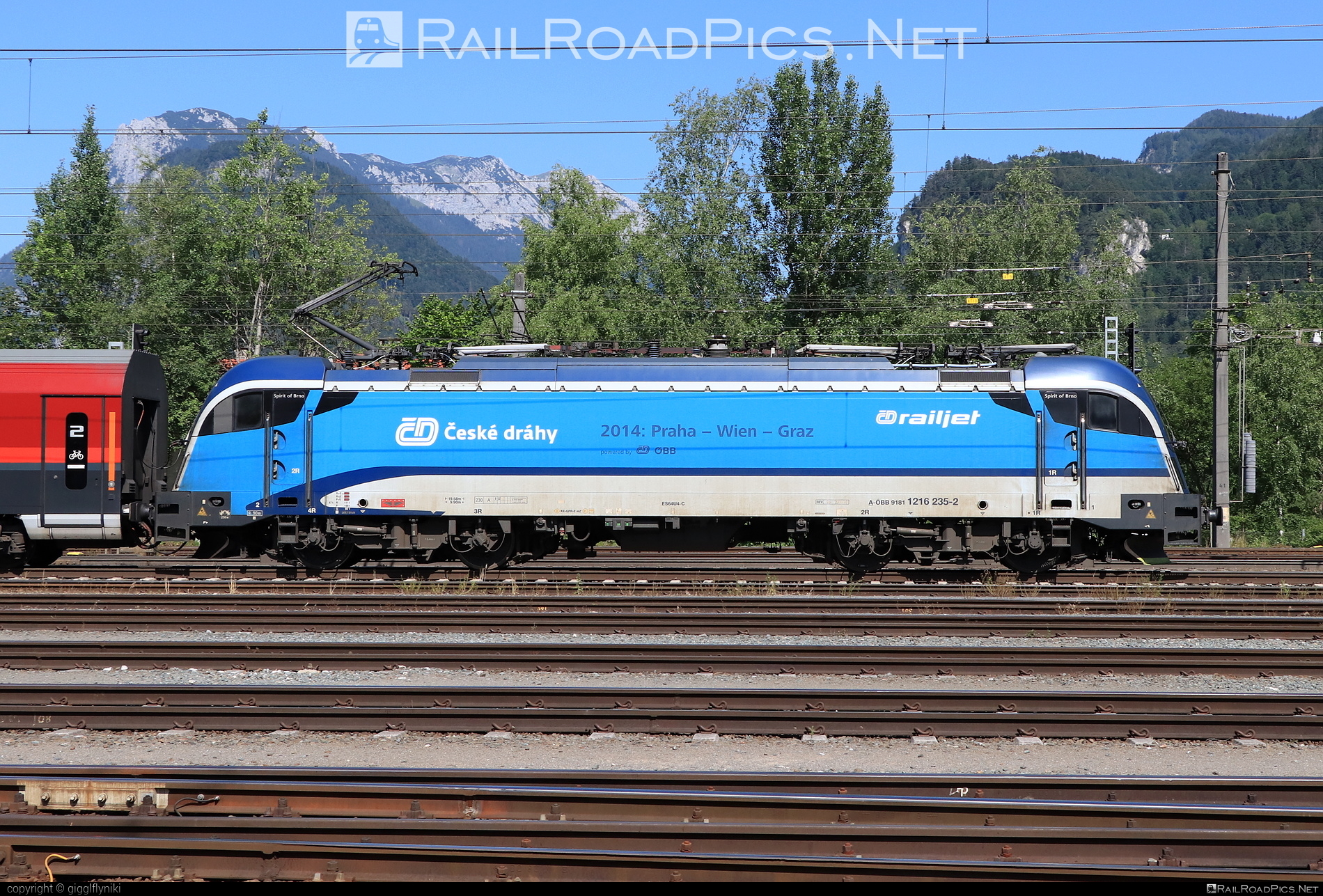 Siemens ES 64 U4 - 1216 235 operated by České dráhy, a.s. #cd #cdRailjet #ceskeDrahyRailjet #ceskedrahy #es64 #es64u4 #eurosprinter #obb #osterreichischebundesbahnen #rail #railjet #siemens #siemensEs64 #siemensEs64u4 #siemenstaurus #taurus #tauruslocomotive