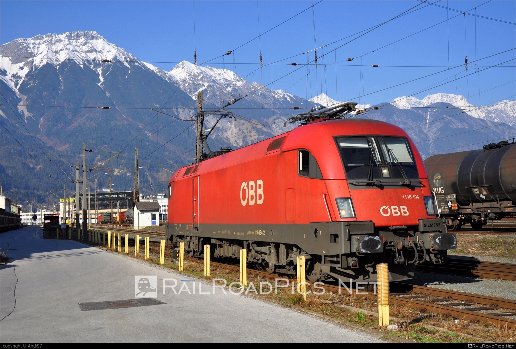 Siemens ES 64 U2 - 1116 194 operated by Rail Cargo Austria AG #es64 #es64u2 #eurosprinter #obb #osterreichischebundesbahnen #rcw #siemens #siemensEs64 #siemensEs64u2 #siemenstaurus #taurus #tauruslocomotive