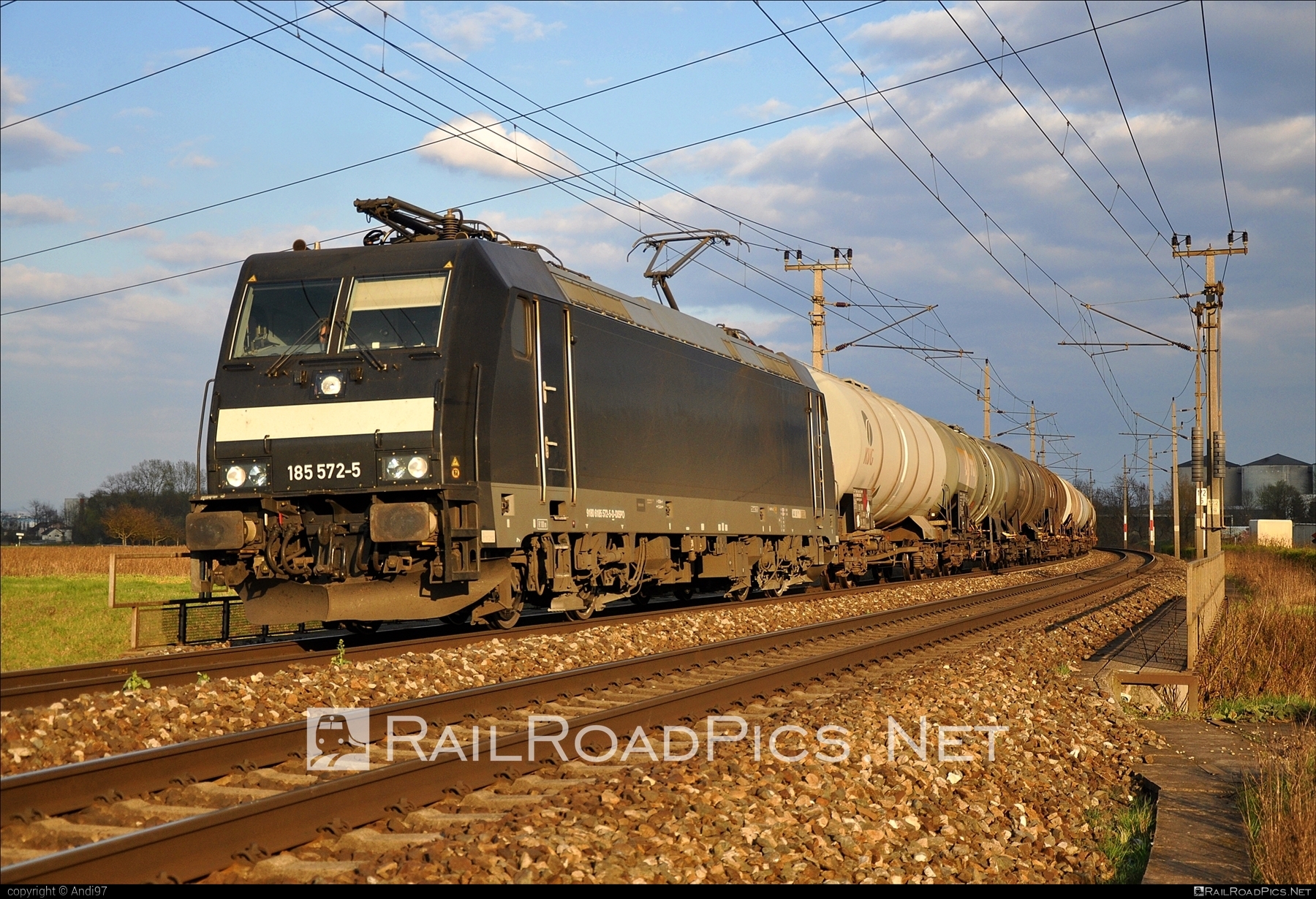 Bombardier TRAXX F140 AC2 - 185 572-5 operated by ecco-rail GmbH #bombardier #bombardiertraxx #dispolok #eccorail #eccorailgmbh #kesselwagen #mitsuirailcapitaleurope #mitsuirailcapitaleuropegmbh #mrce #tankwagon #traxx #traxxf140 #traxxf140ac #traxxf140ac2