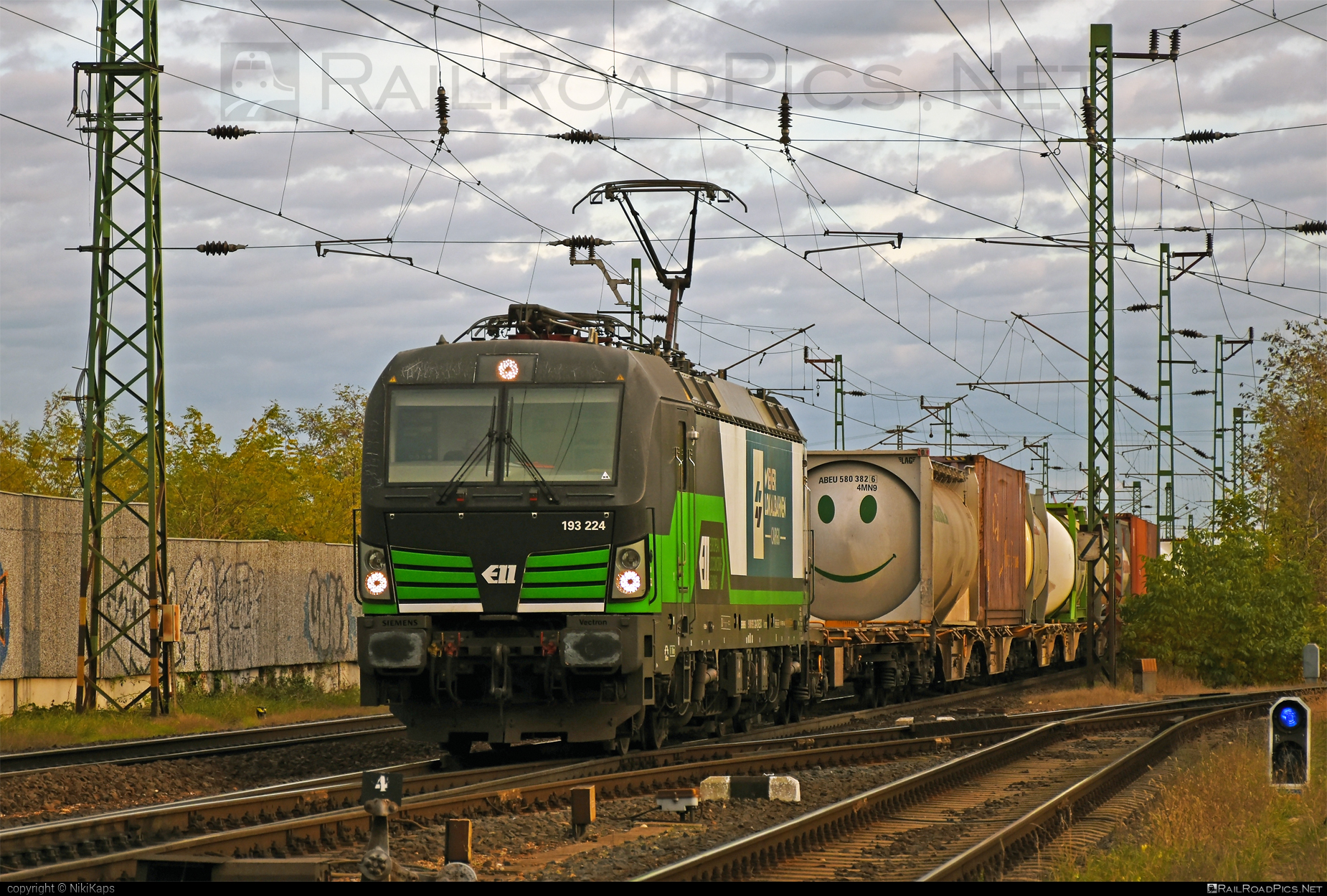 Siemens Vectron AC - 193 224 operated by Wiener Lokalbahnen Cargo GmbH #container #ell #ellgermany #eloc #europeanlocomotiveleasing #flatwagon #siemens #siemensVectron #siemensVectronAC #vectron #vectronAC #wienerlokalbahnencargo #wienerlokalbahnencargogmbh #wlc