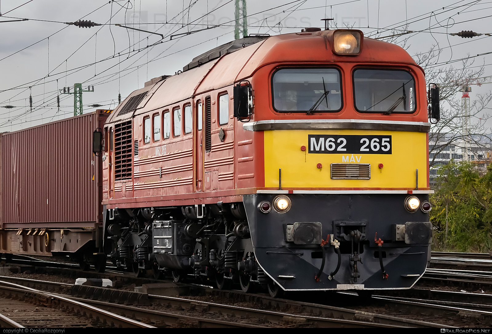 Lugansk M62 - 628 265 operated by MÁV-START ZRt. #locomotivem62 #ltz #ltzm62 #lugansk #luganskm62 #luganskteplovoz #luhansklocomotiveworks #luhanskteplovoz #m62 #m62locomotive #mav #mavstart #mavstartzrt