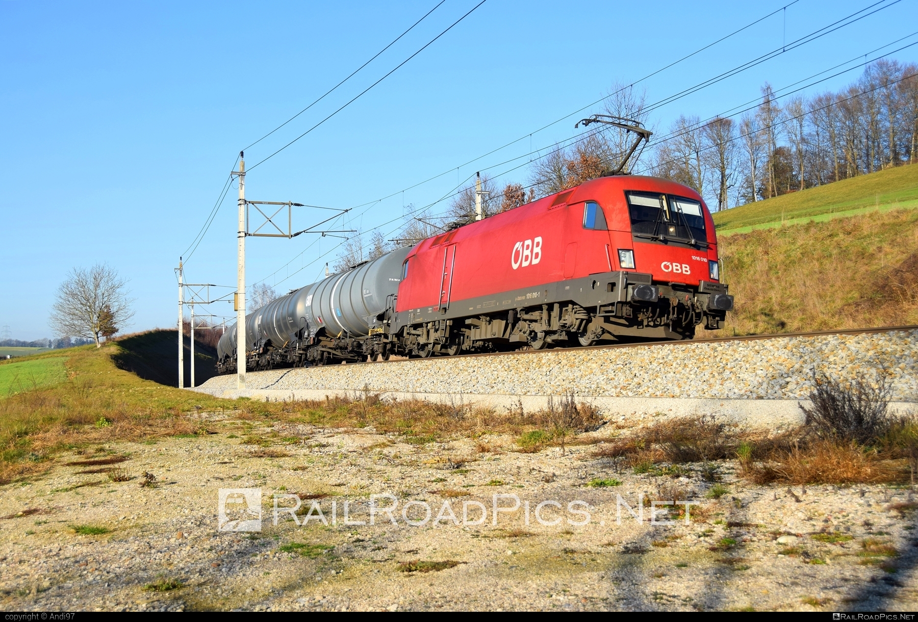 Siemens ES 64 U2 - 1016 010 operated by Rail Cargo Austria AG #es64 #es64u2 #eurosprinter #kesselwagen #obb #osterreichischebundesbahnen #rcw #siemens #siemensEs64 #siemensEs64u2 #siemenstaurus #tankwagon #taurus #tauruslocomotive