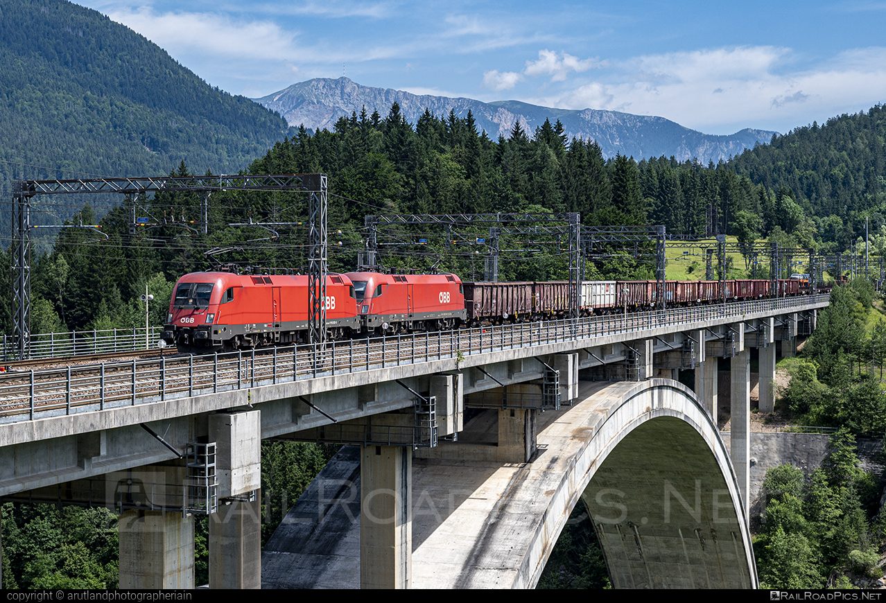 Siemens ES 64 U2 - 1116 252 operated by Rail Cargo Austria AG #bridge #es64 #es64u2 #eurosprinter #obb #openwagon #osterreichischebundesbahnen #rcw #siemens #siemensEs64 #siemensEs64u2 #siemenstaurus #taurus #tauruslocomotive