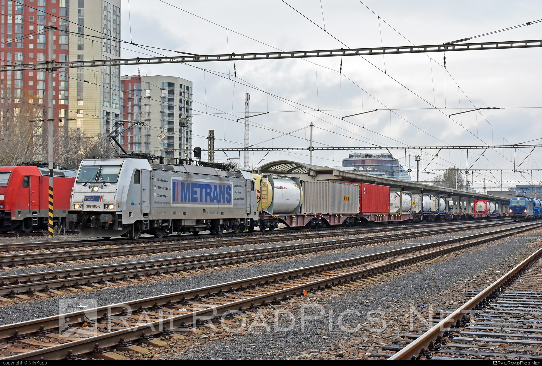 Bombardier TRAXX F140 MS - 386 005-3 operated by METRANS Rail s.r.o. #bombardier #bombardiertraxx #flatwagon #hhla #metrans #metransrail #traxx #traxxf140 #traxxf140ms