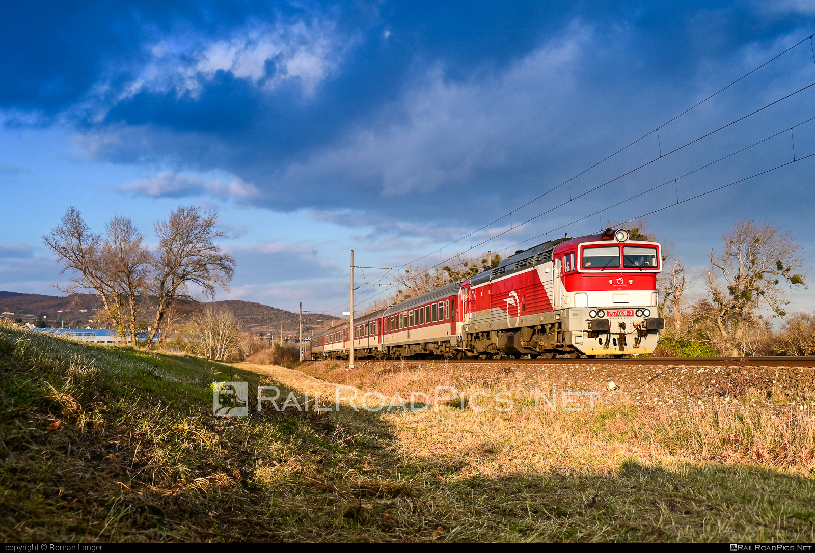 ŽOS Zvolen Class 757 - 757 020-3 operated by Železničná Spoločnost' Slovensko, a.s. #ZeleznicnaSpolocnostSlovensko #brejlovec #locomotiveclass757 #okuliarnik #zoszvolen #zssk