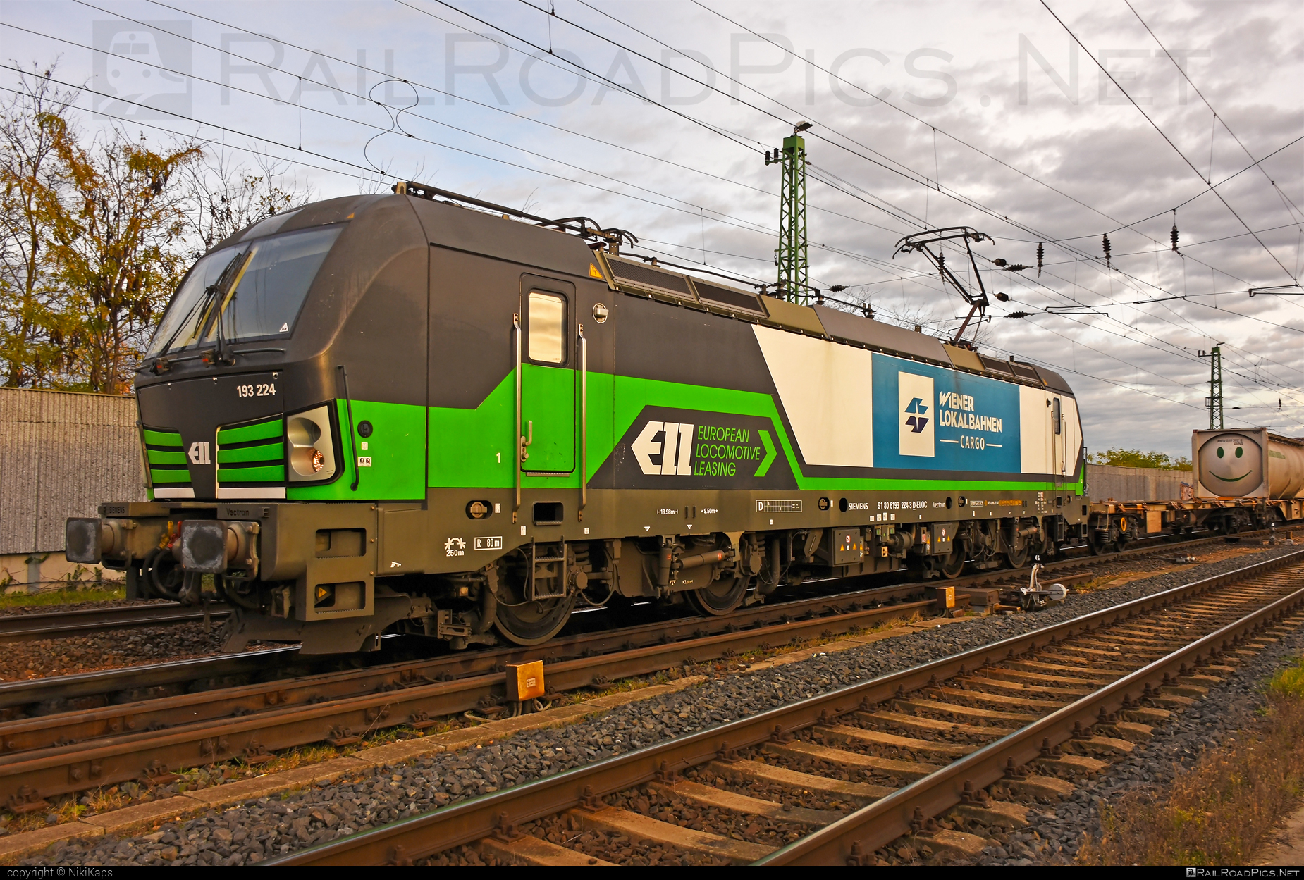 Siemens Vectron AC - 193 224 operated by Wiener Lokalbahnen Cargo GmbH #ell #ellgermany #eloc #europeanlocomotiveleasing #flatwagon #siemens #siemensVectron #siemensVectronAC #vectron #vectronAC #wienerlokalbahnencargo #wienerlokalbahnencargogmbh #wlc