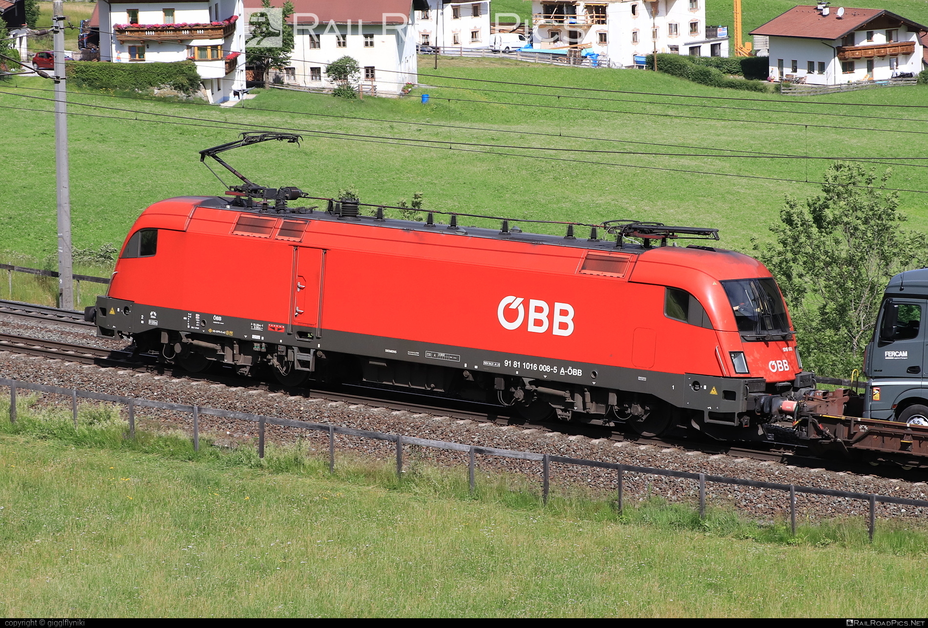 Siemens ES 64 U2 - 1016 008 operated by Rail Cargo Austria AG #es64 #es64u2 #eurosprinter #obb #osterreichischebundesbahnen #rcw #siemens #siemensEs64 #siemensEs64u2 #siemenstaurus #taurus #tauruslocomotive