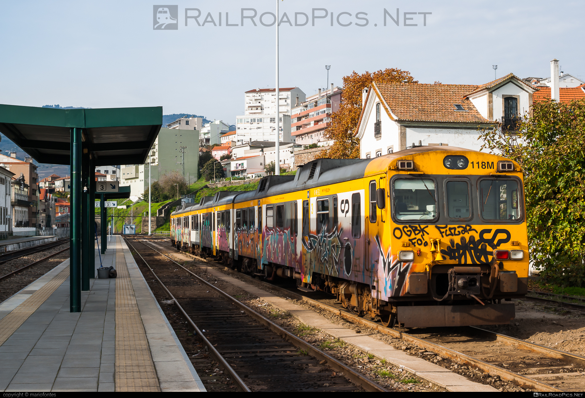 CP Class 592.0 - 118M operated by CP - Comboios de Portugal, E.P.E. #camelos #comboiosDePortugal #comboiosDePortugalEPE #cpClass592 #espanholas #graffiti #renfeAlquilerDeMateriaFerroviario #renfeAlquilerDeMateriaFerroviarioSA