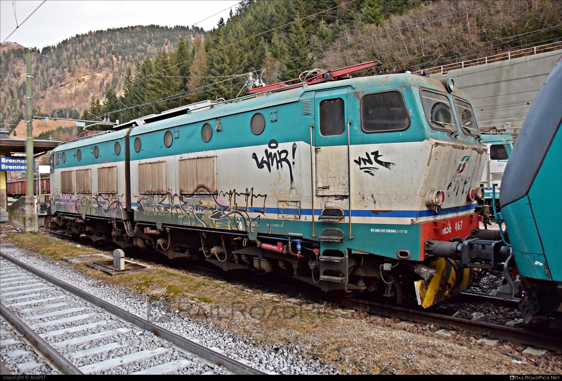 FS Class E.656 - E656 467 operated by Mercitalia Rail S.r.l. #caimano #classE656 #e656locomotive #ferroviedellostato #fs #fsClassE656 #fsitaliane #graffiti #mercitalia #trenitalia #trenitaliaspa