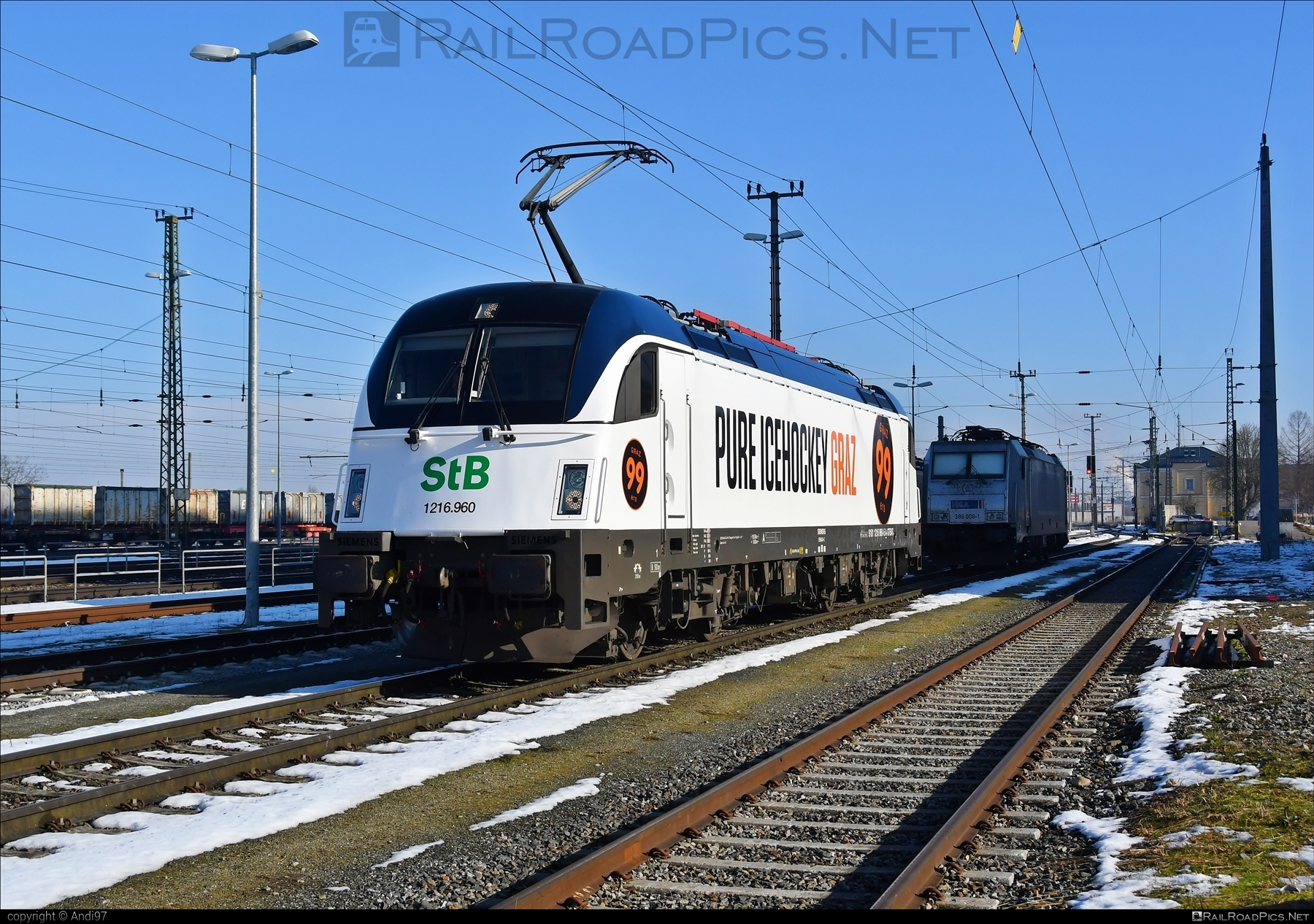 Siemens ES 64 U4 - 1216 960 operated by Steiermarkbahn Transport & Logistik GmbH #es64 #es64u4 #eurosprinter #siemens #siemensEs64 #siemensEs64u4 #siemenstaurus #stb #steiermarkbahn #taurus #tauruslocomotive